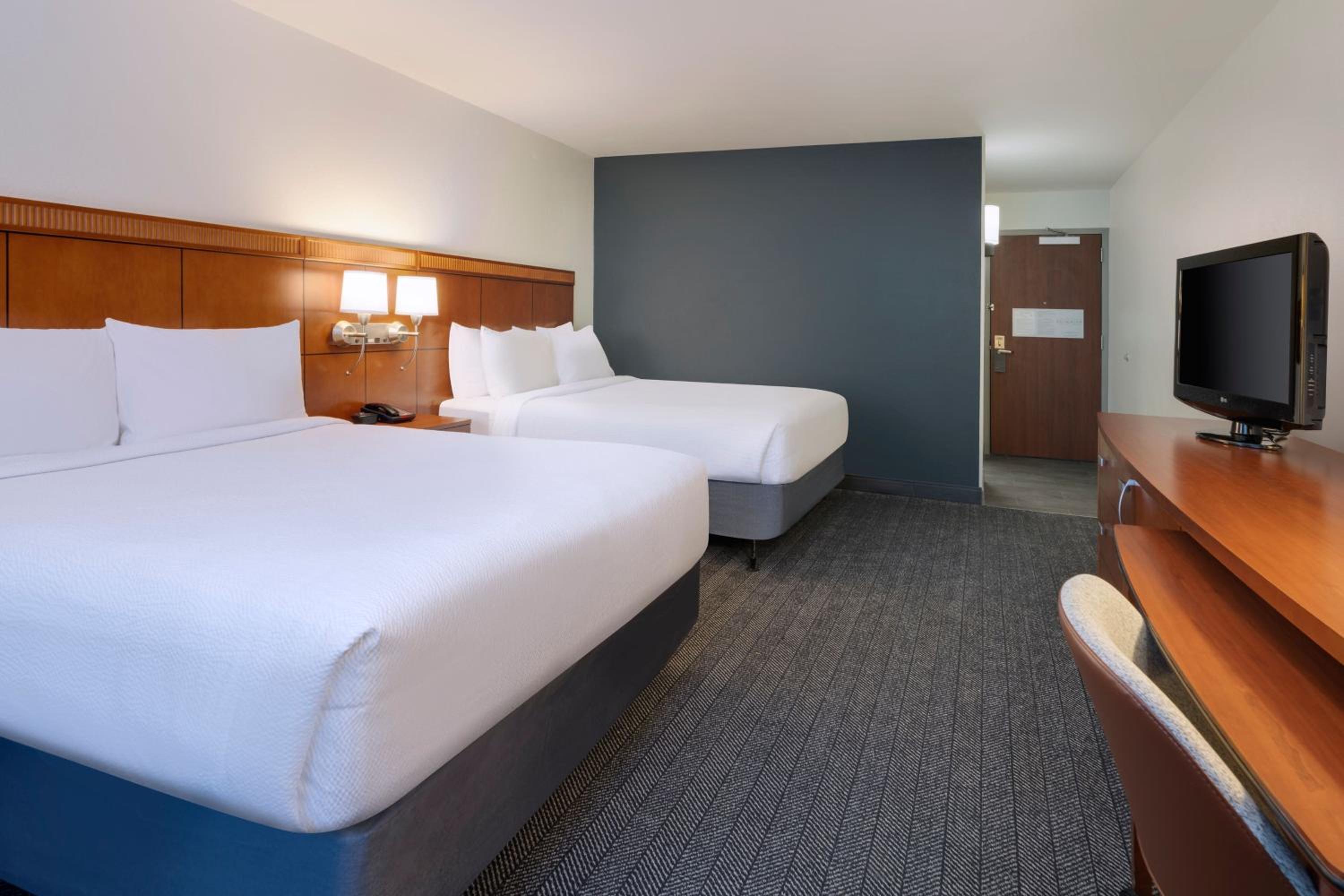 Queen Room with Two Queen Beds โ Hearing Accessible - Photo 6