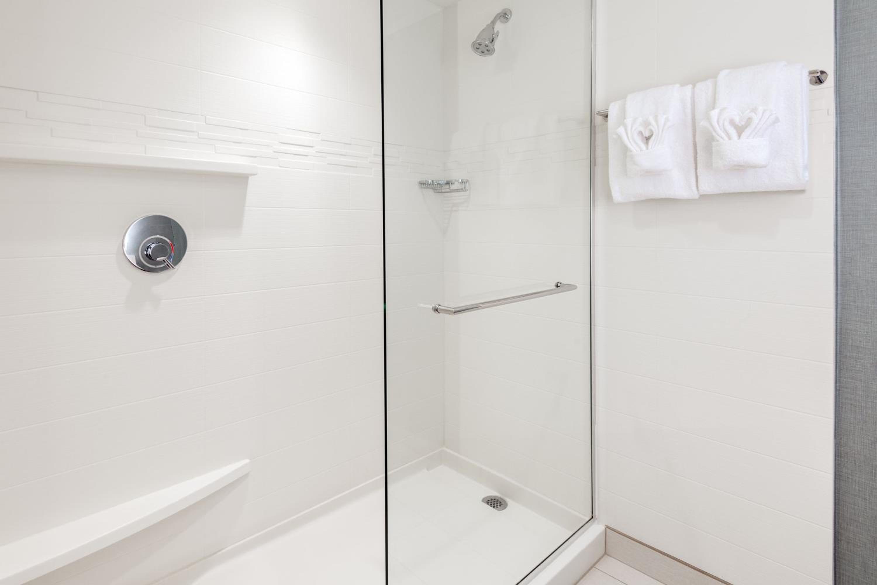 One-Bedroom King Suite with Sofa Bed and Adapted Tub - Mobility Accessible photo 2