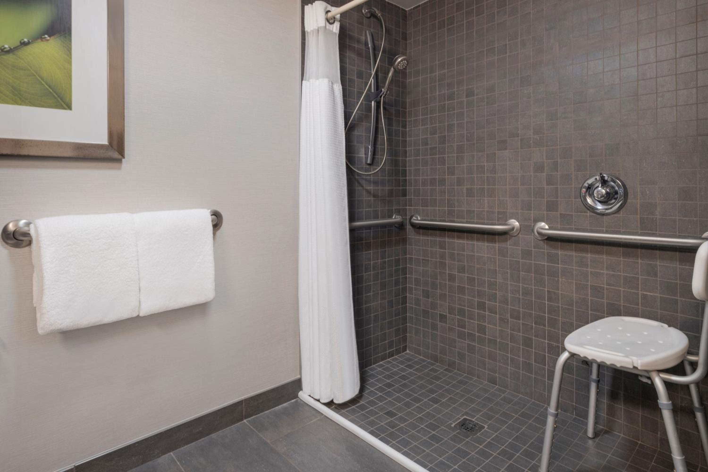 Queen Room with Two Queen Beds โ Hearing Accessible - Photo 10