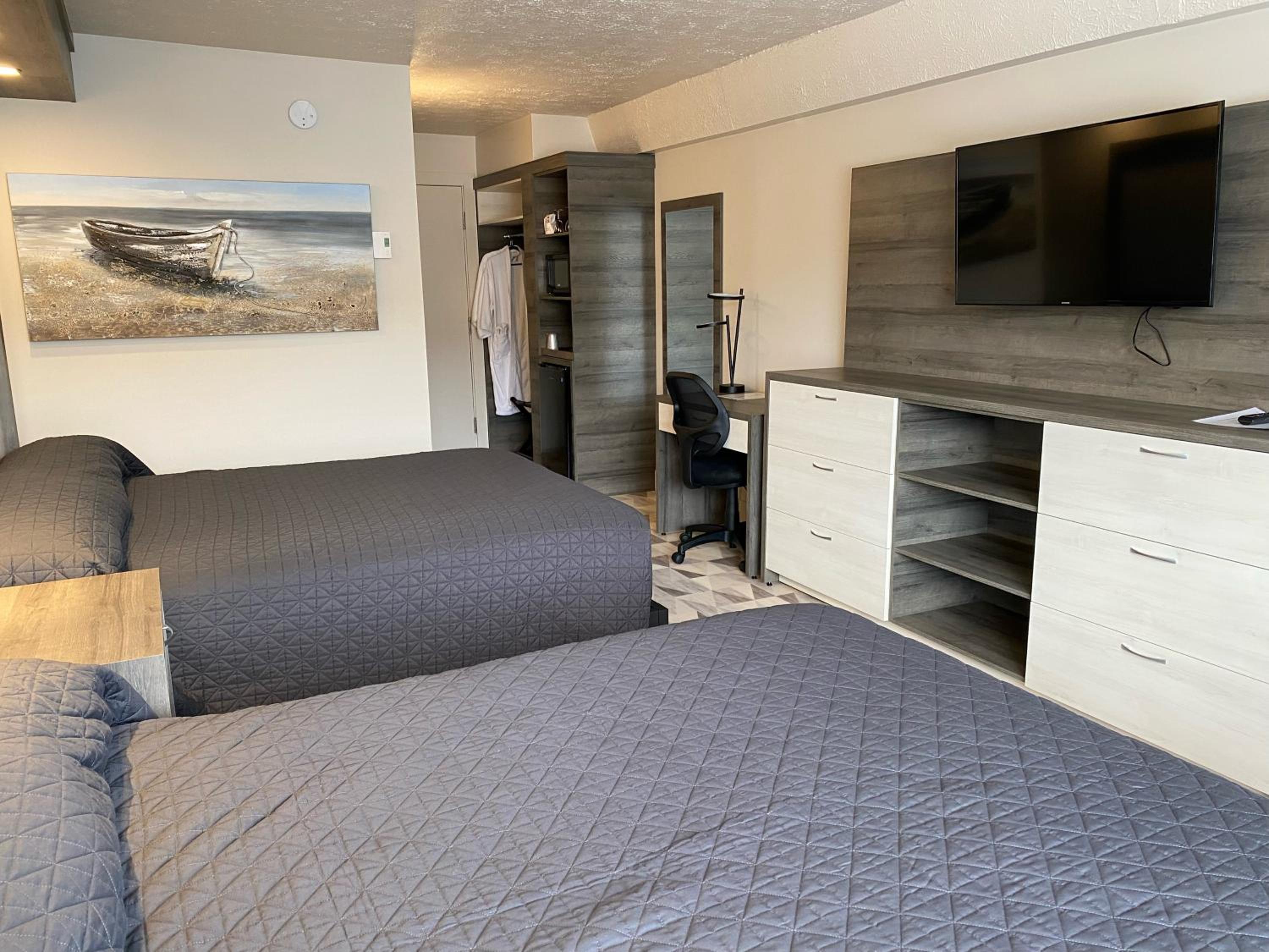 Queen Room with Two Queen Beds - Non-Smoking photo 2