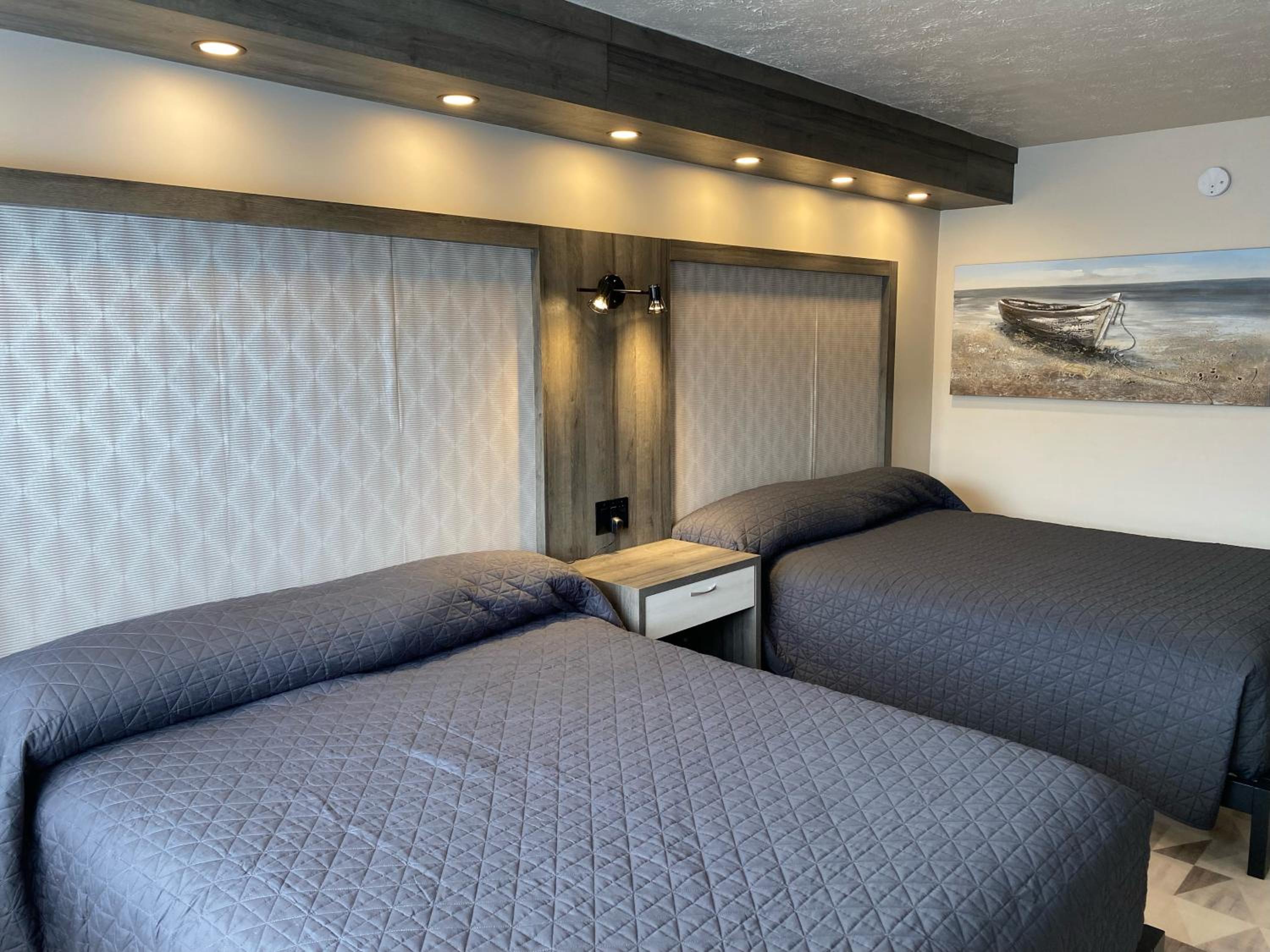 Queen Room with Two Queen Beds - Non-Smoking photo 1