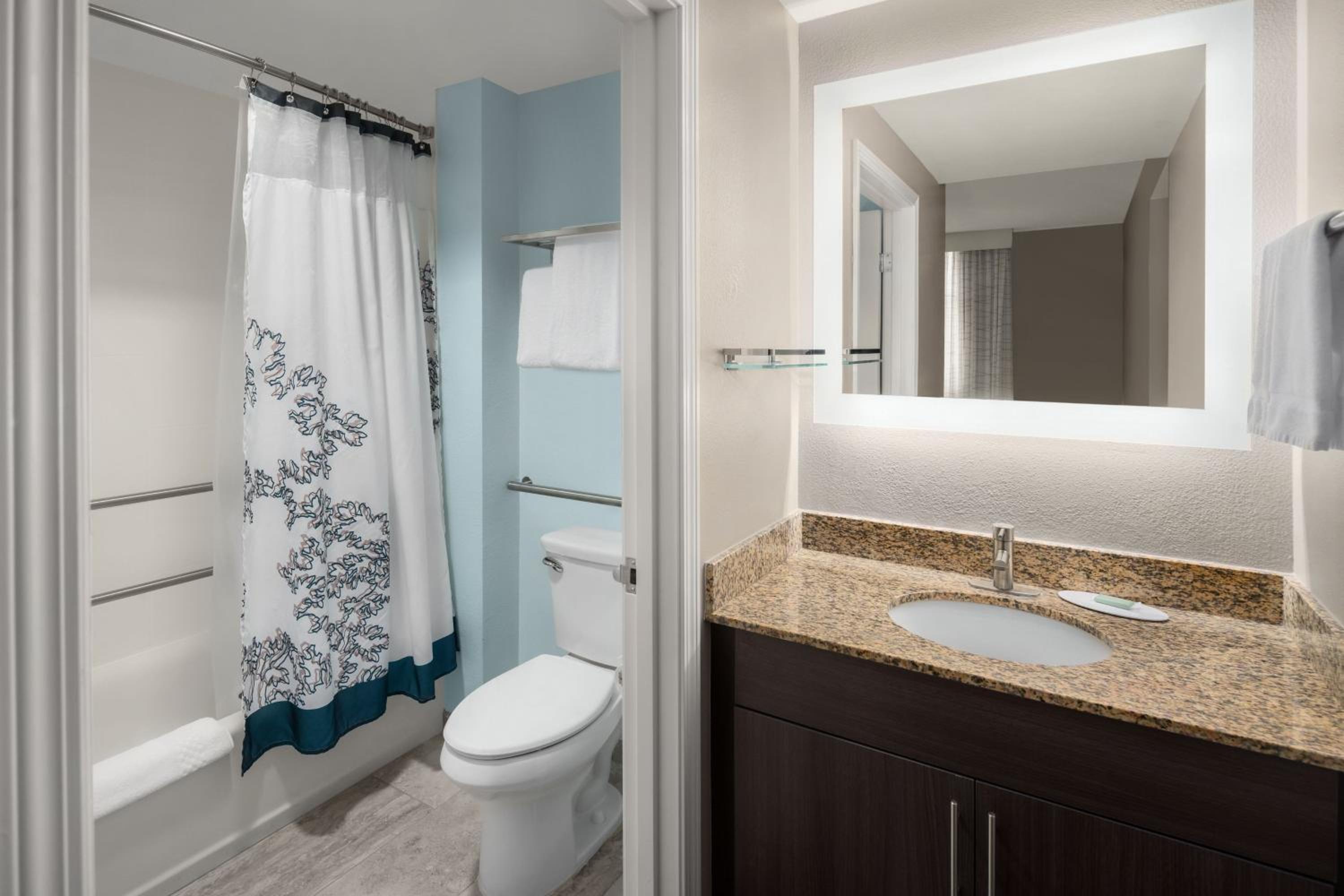 Two-Bedroom Suite - Photo 4
