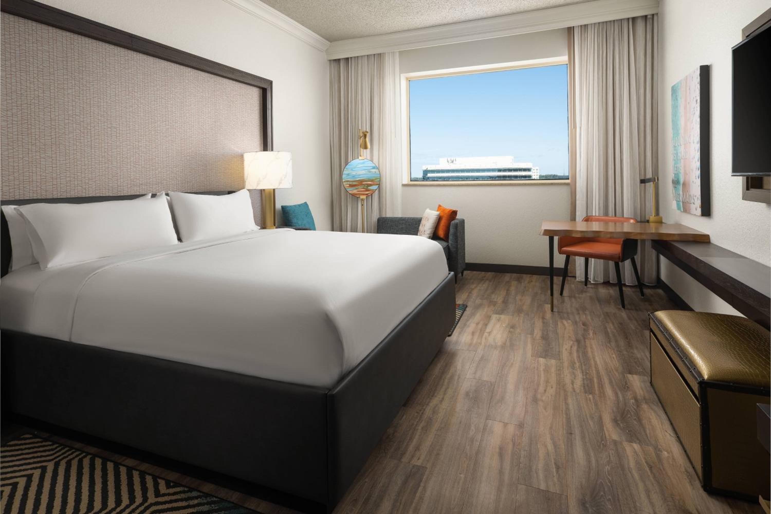 Club level, Guest room, 1 King, High floor - Photo 1