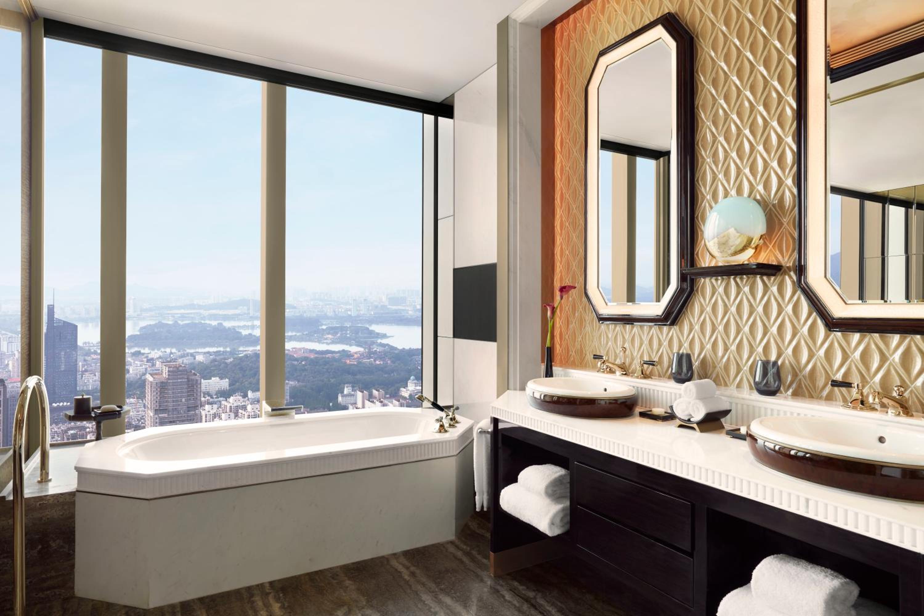 Deluxe King Lakeview  - Photo 8
