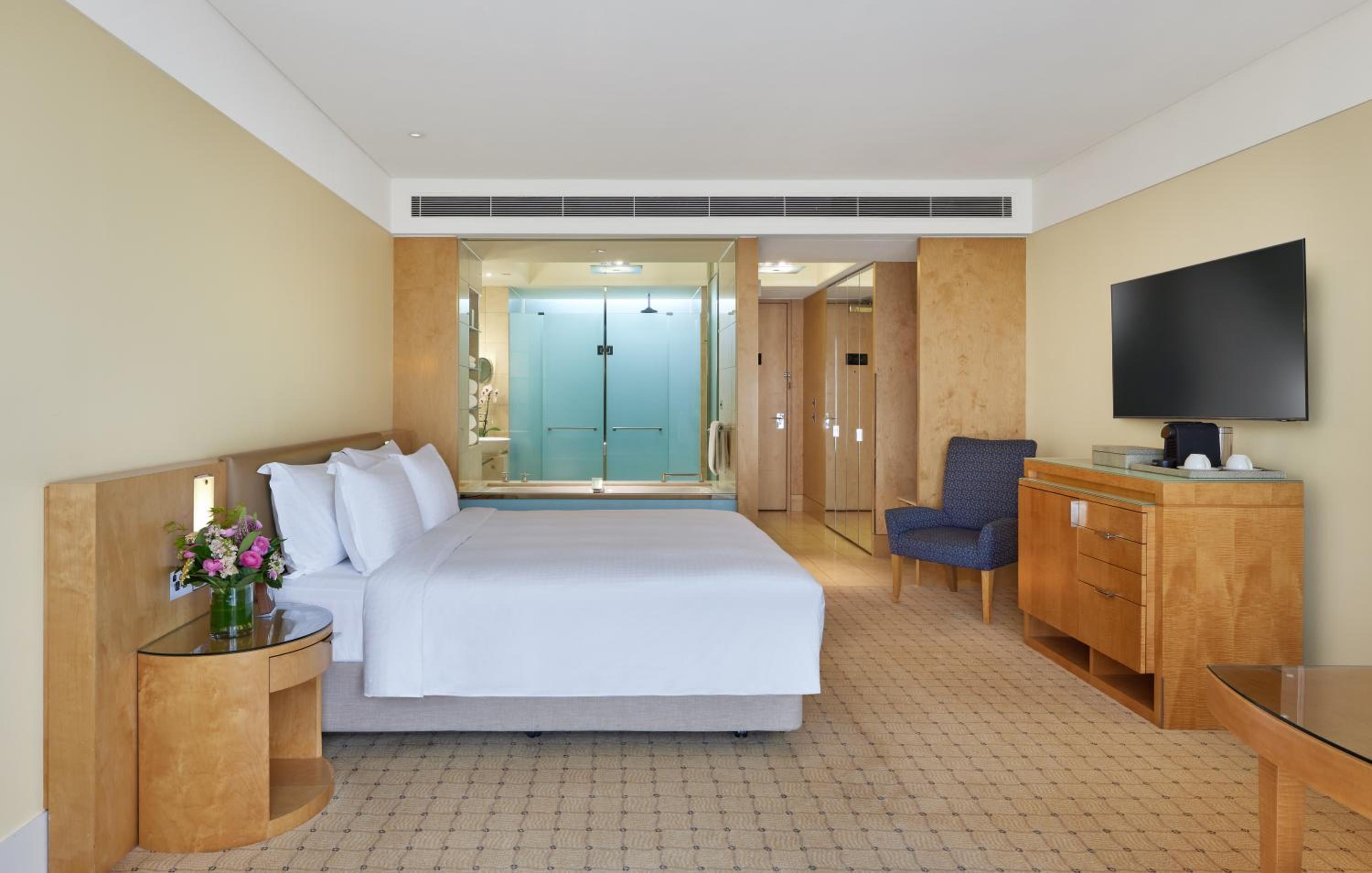 Executive Deluxe King Room - Club Access thumbnail 5