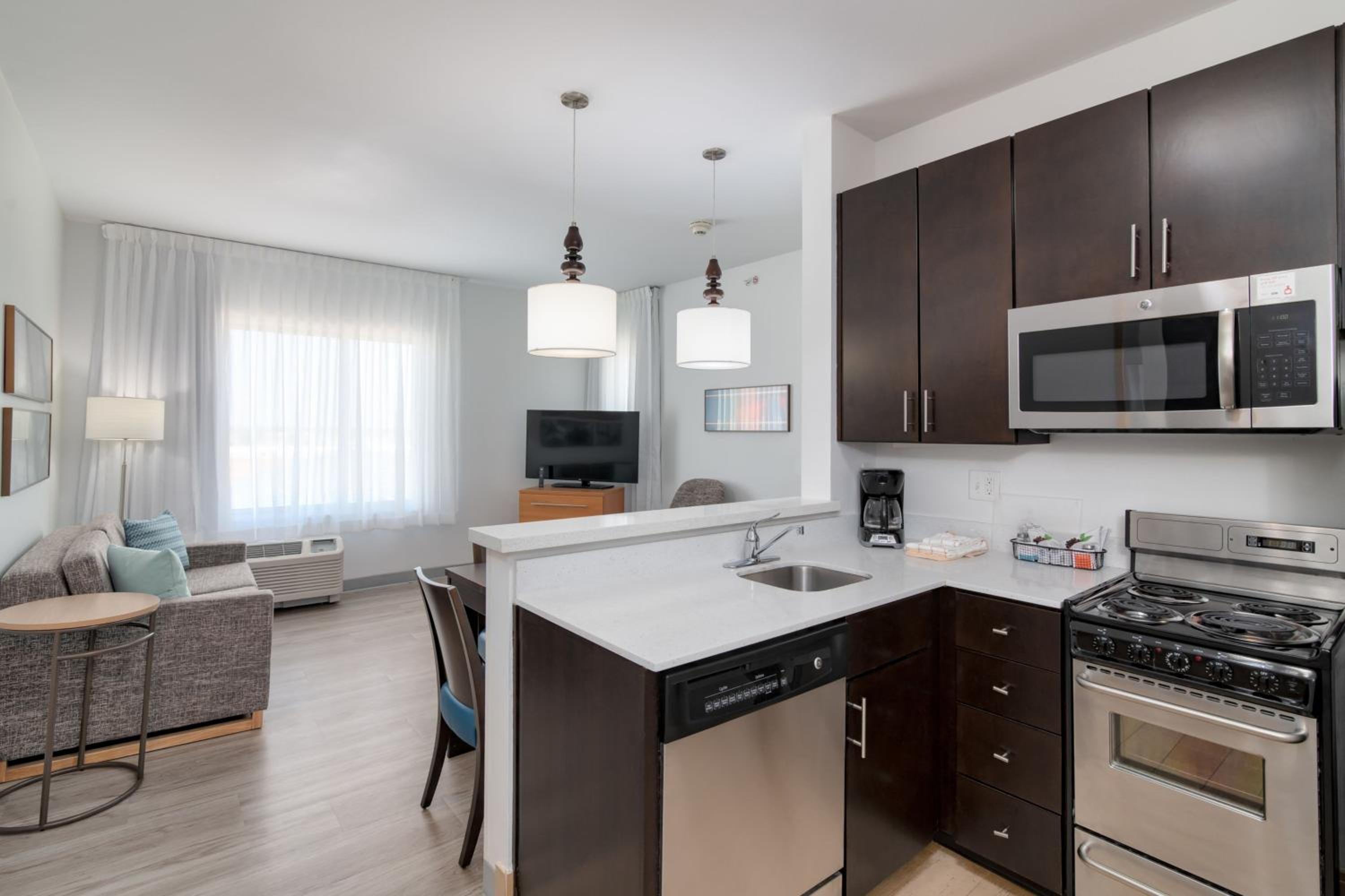 Two-Bedroom Suite with Adapted Tub - Mobility Accessible photo 3