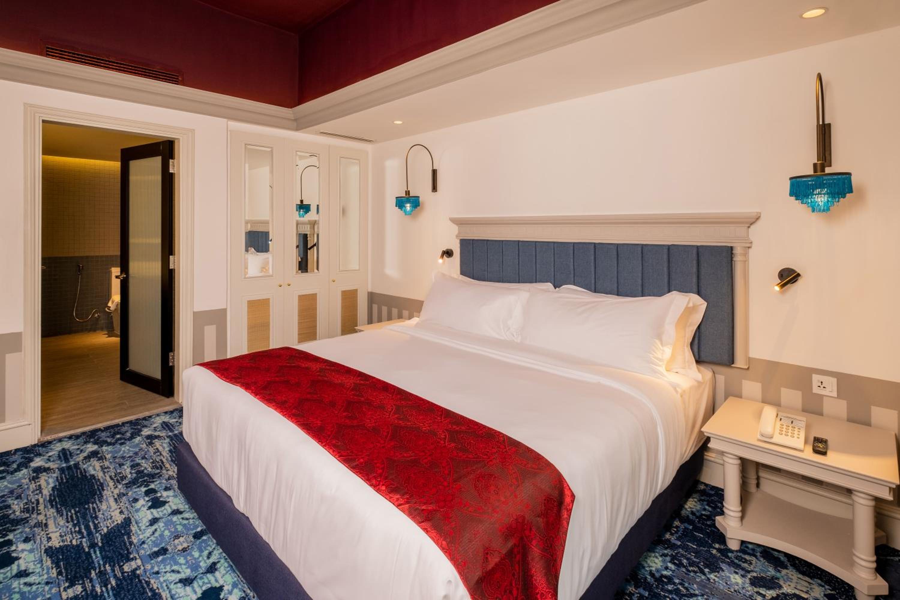 Executive Suite - Photo 2