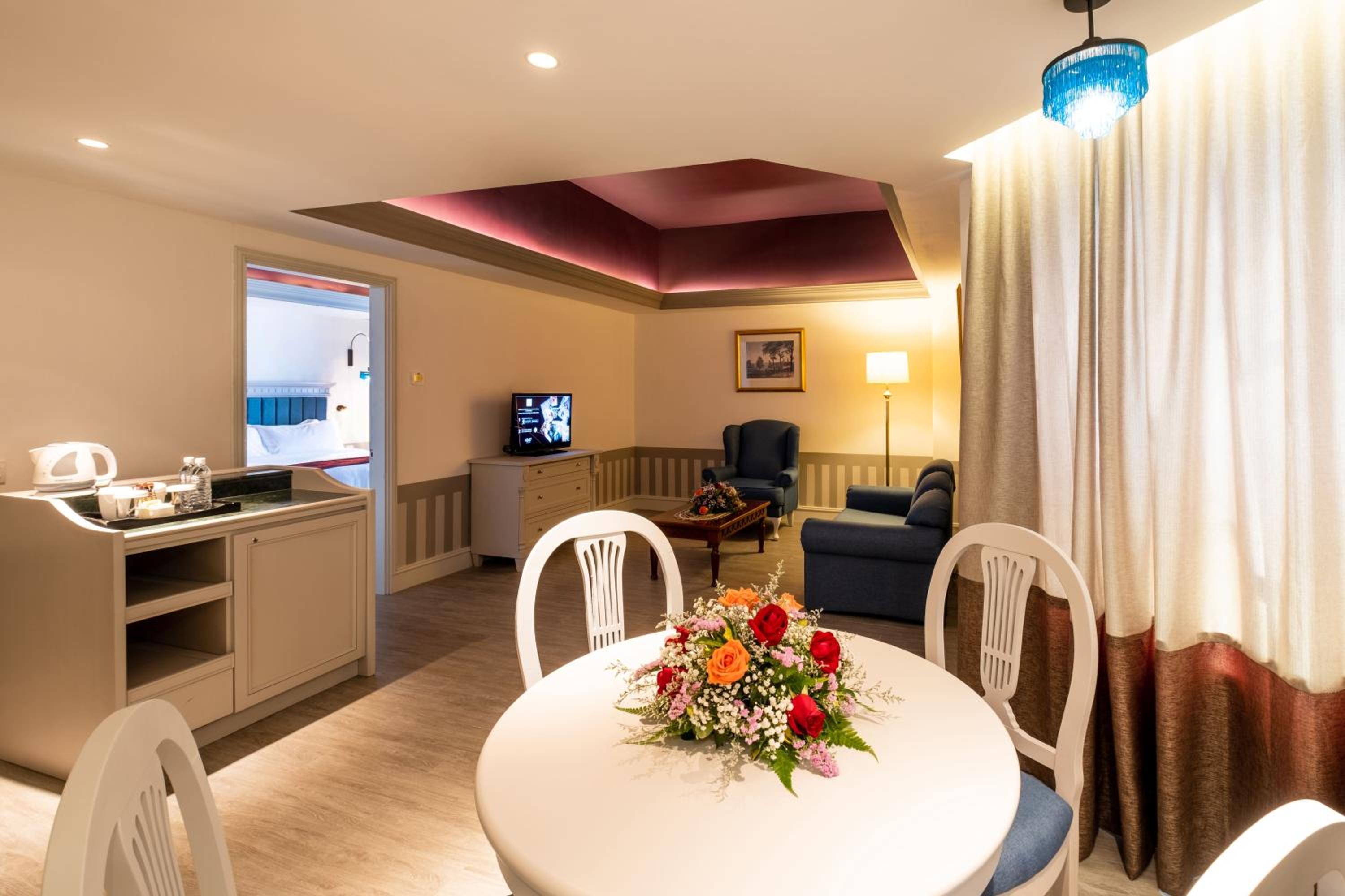 Executive Suite - Photo 3
