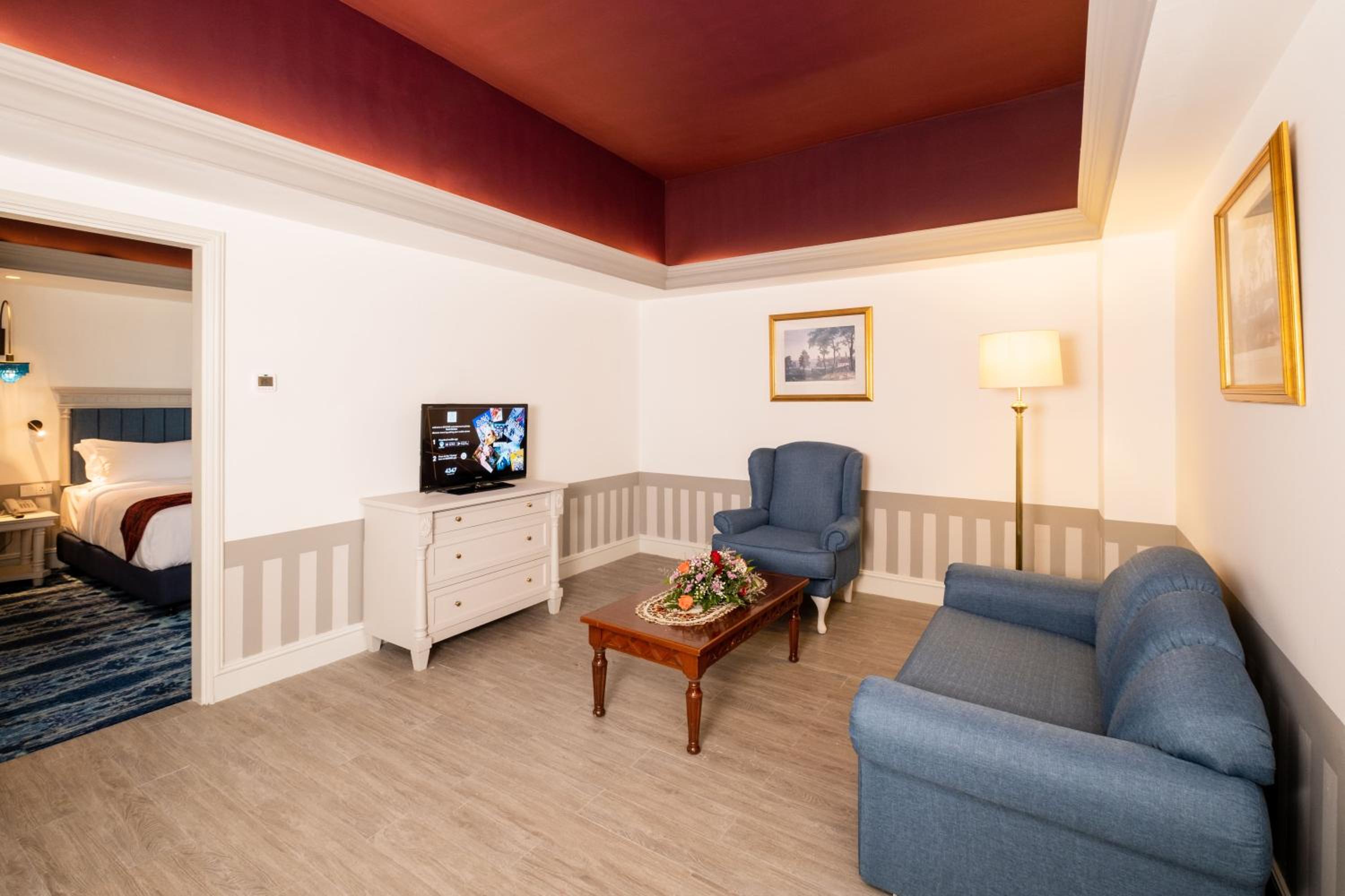Executive Suite - Photo 4