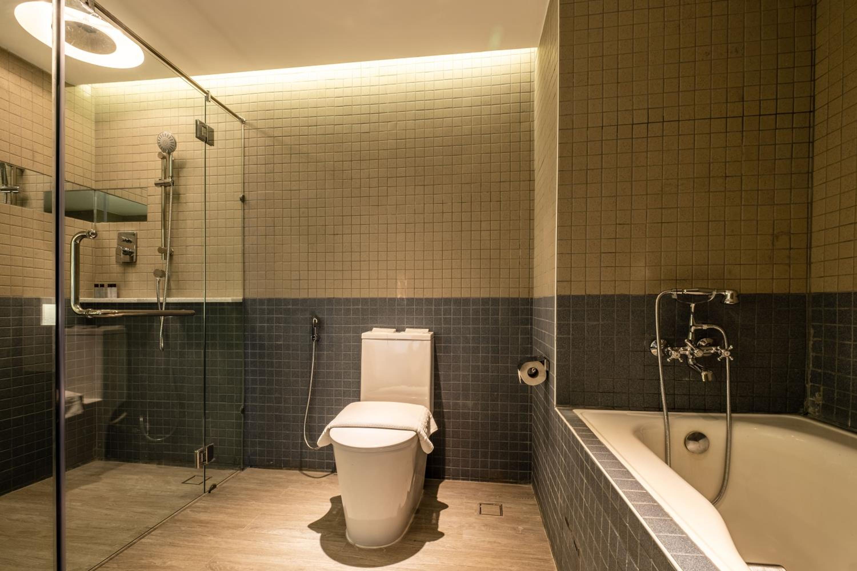 Executive Suite - Photo 5
