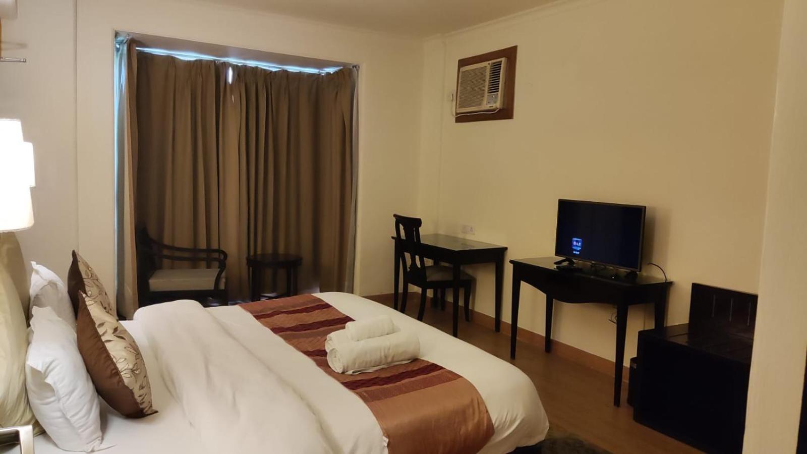 King Suite with Pool View photo 2