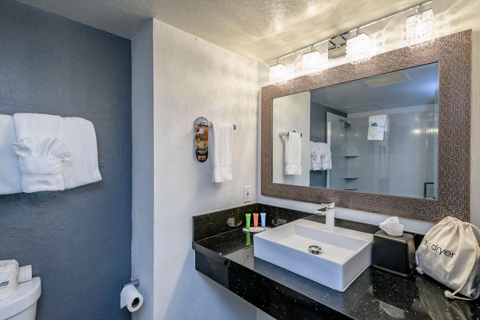 One-Bedroom King Suite - Non-Smoking - Photo 2
