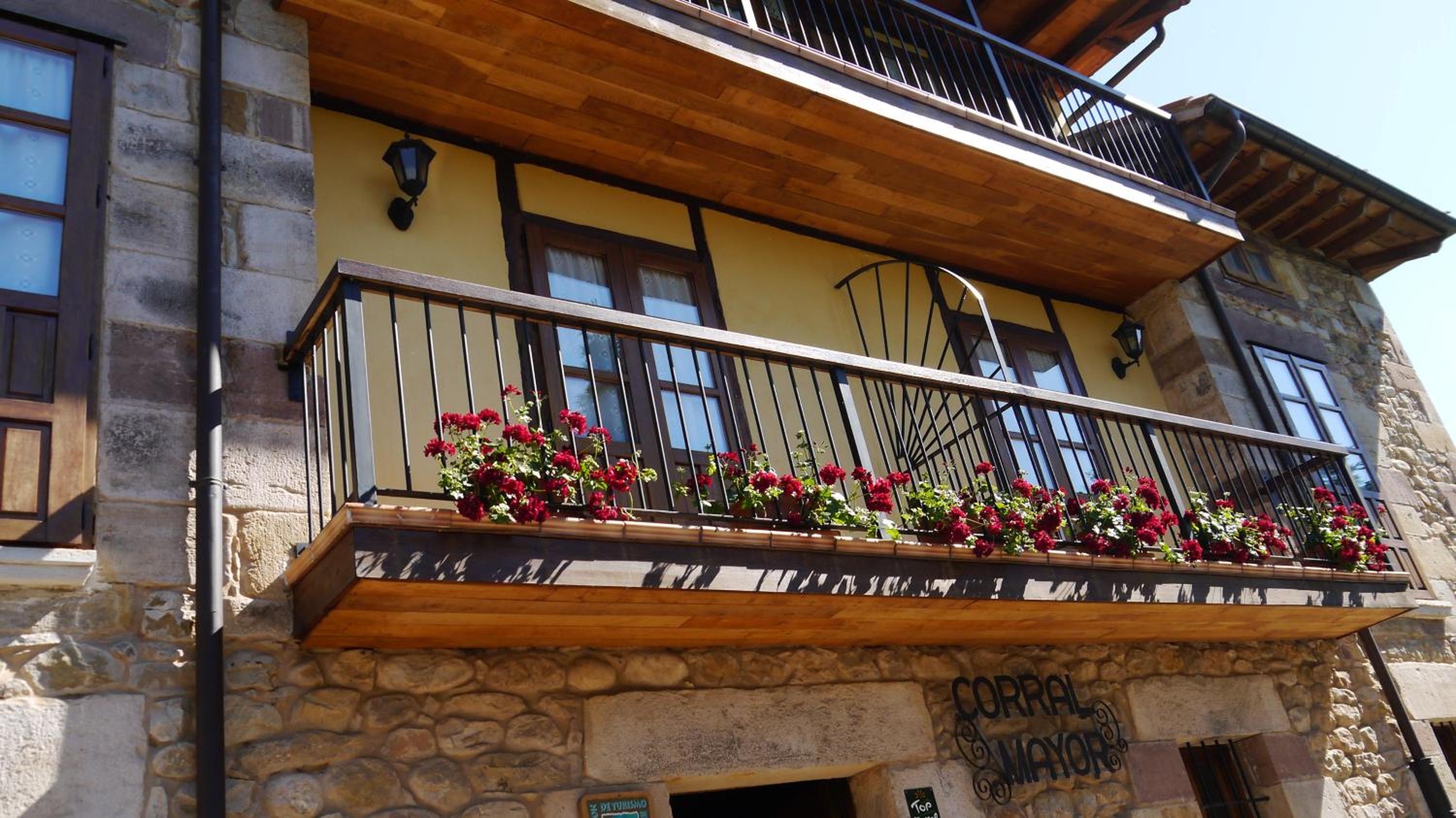 Double Room with Balcony - Photo 4