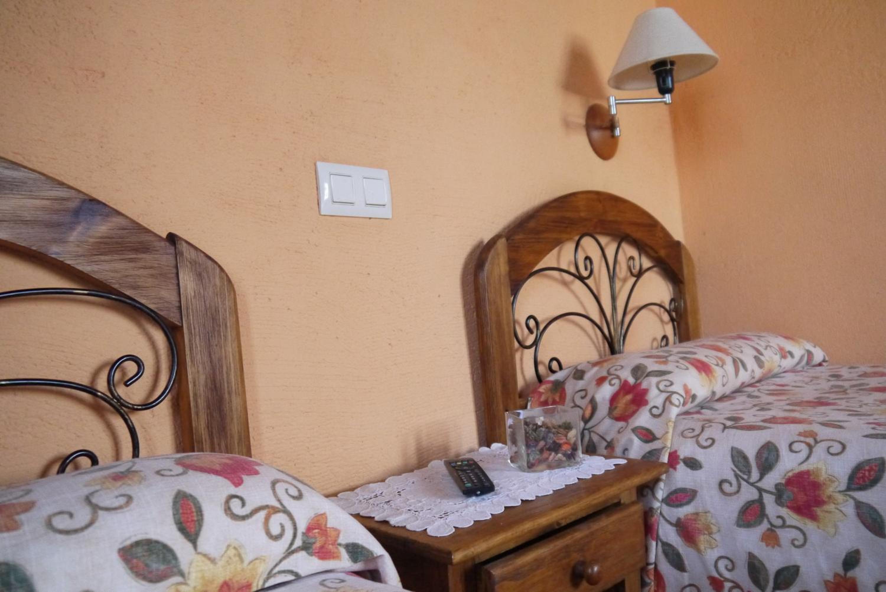 Twin Room with Balcony - Photo 3