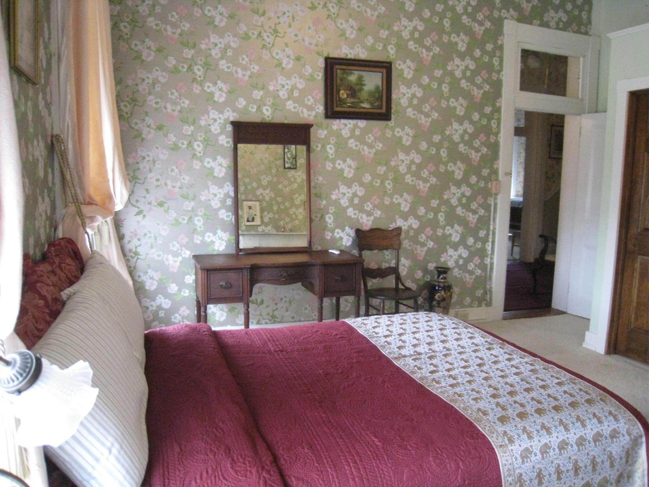Queen Room with shower photo 1