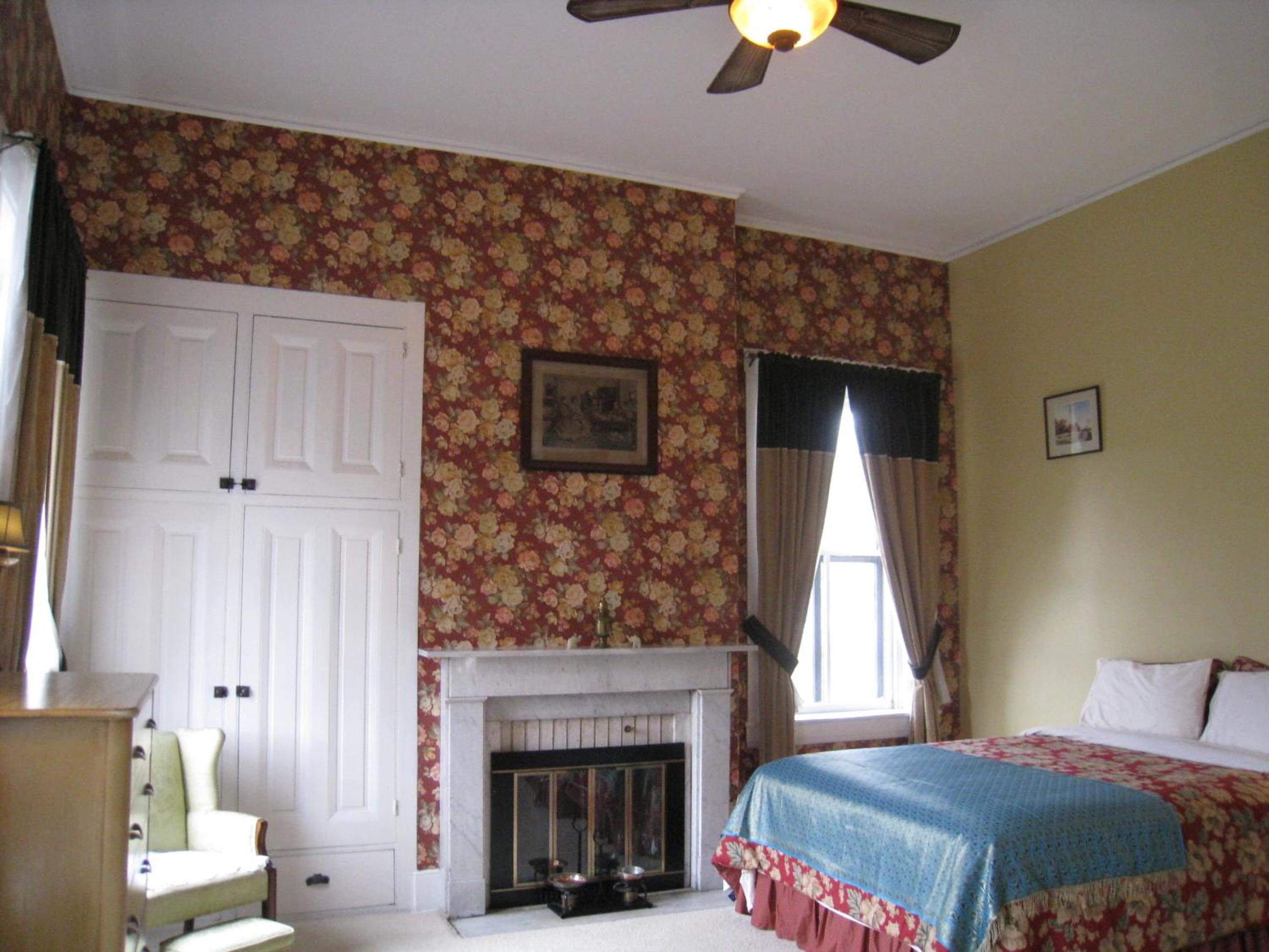 Deluxe Queen Room with Bath photo 2