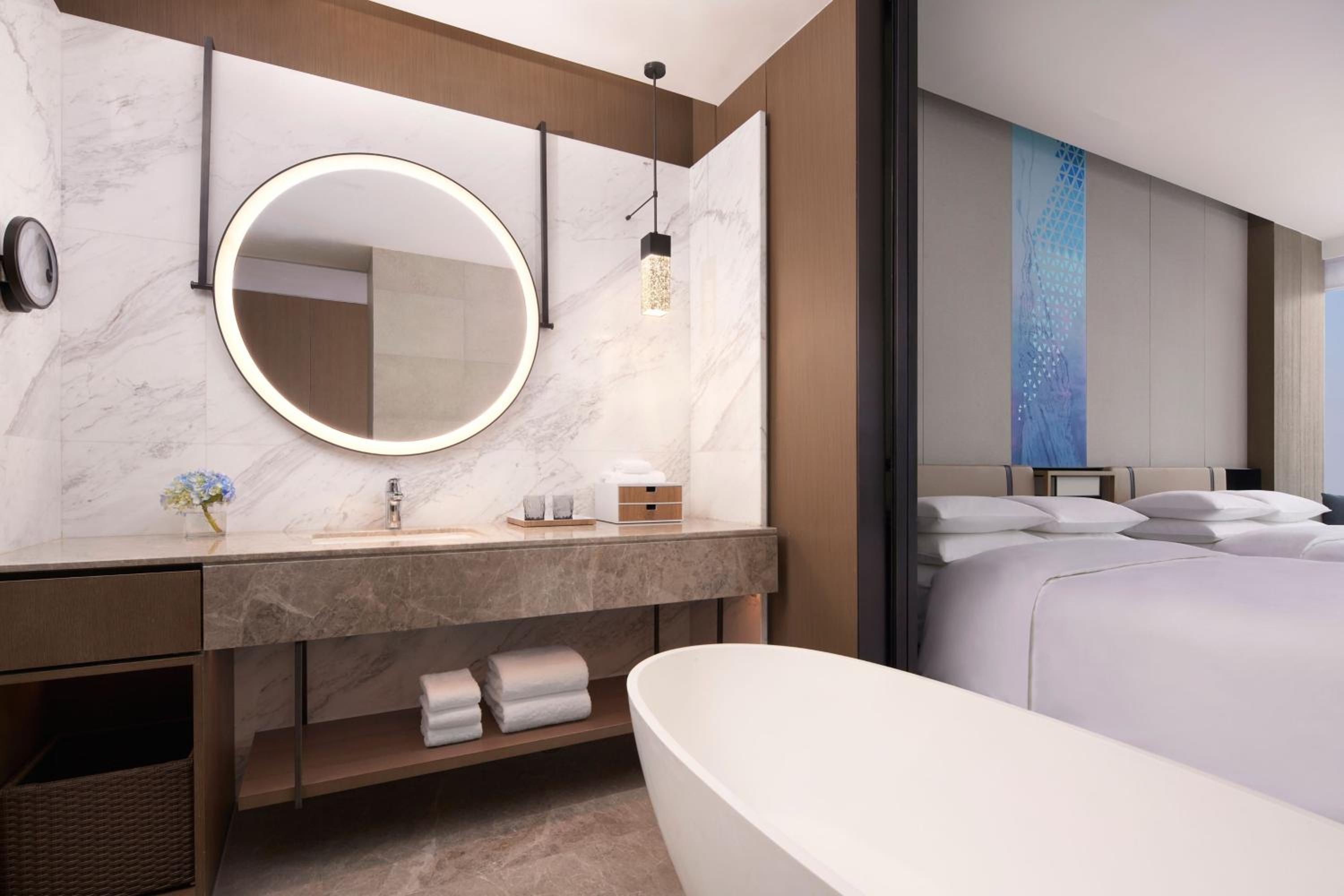 Deluxe King Room with City View - Photo 6