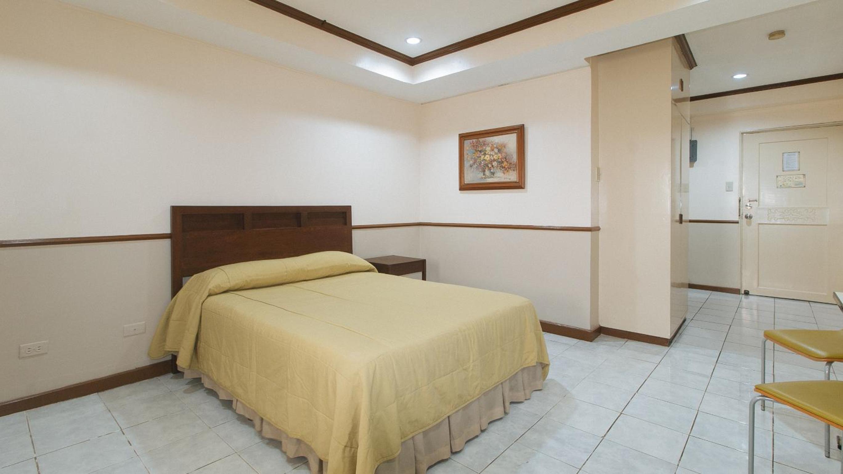 Standard Double Room - Photo 9