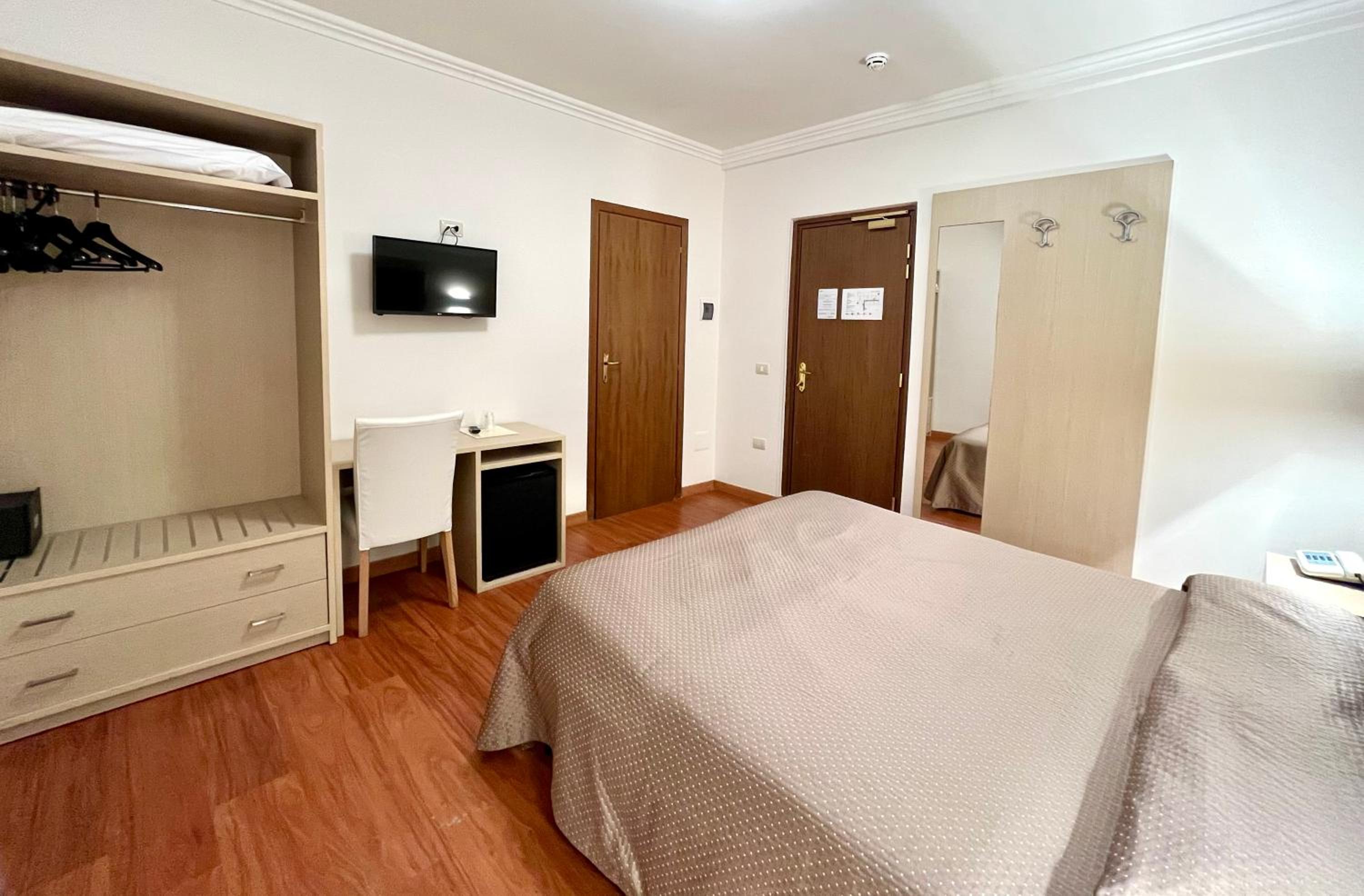 Economy Double or Twin Room with Garden View photo 2