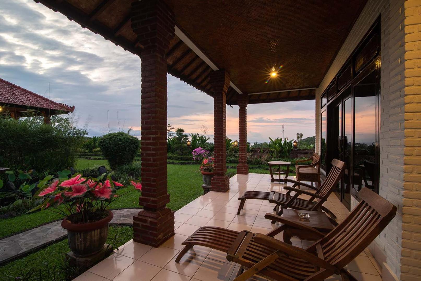 Bungalow with Garden View - Photo 9