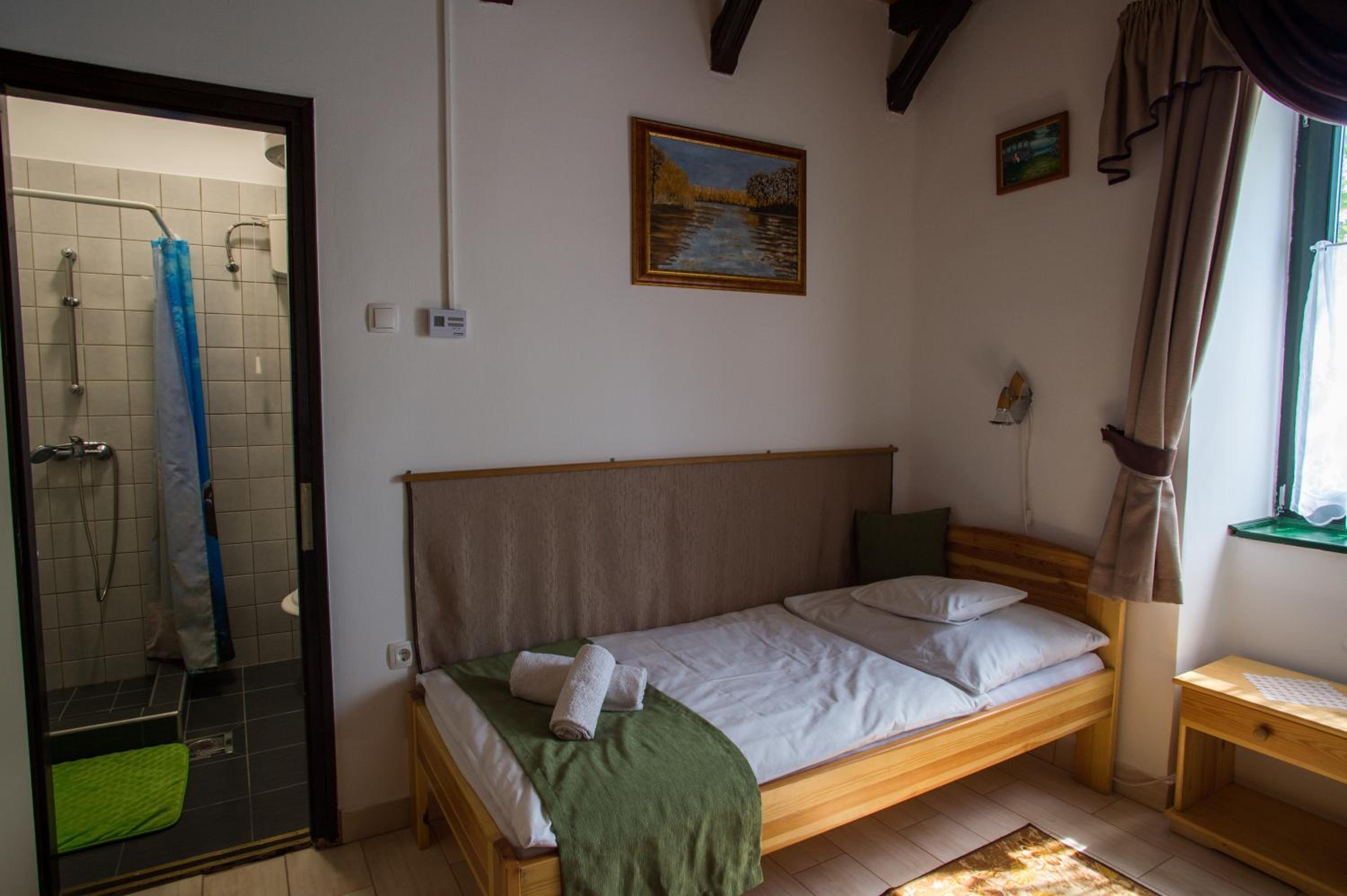 Single Room with Private Bathroom photo 2