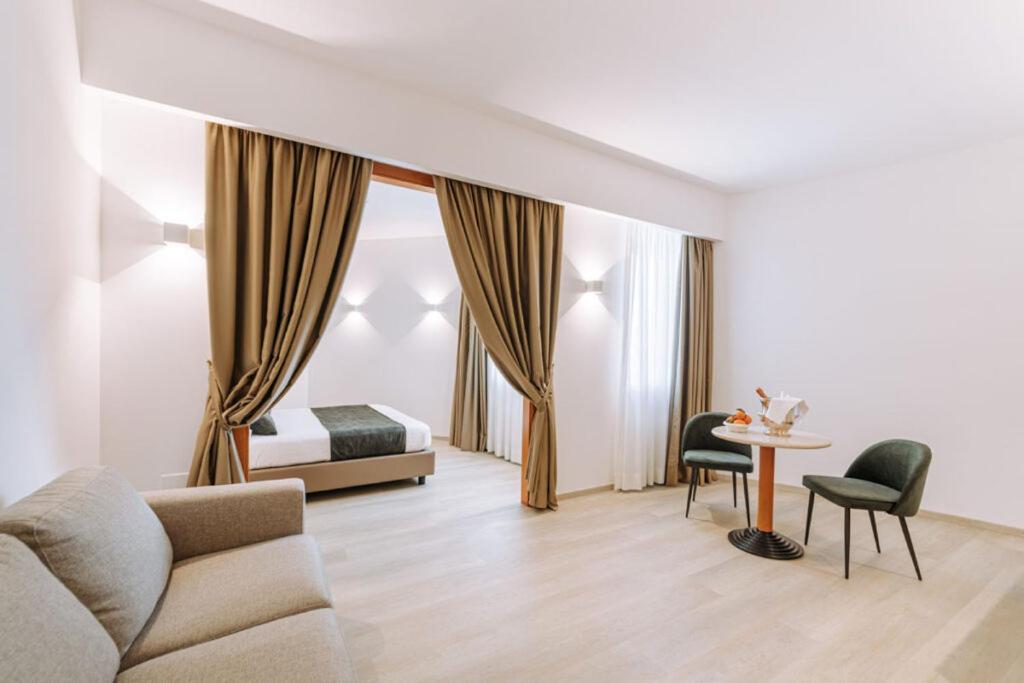 Deluxe Junior Suite - Photo 5