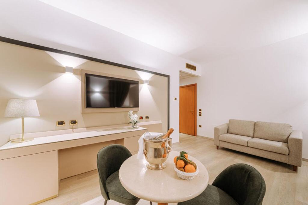 Deluxe Junior Suite - Photo 6