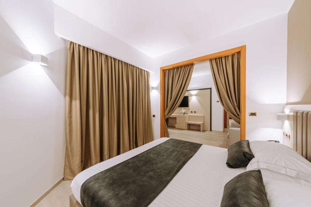 Deluxe Junior Suite - Photo 1