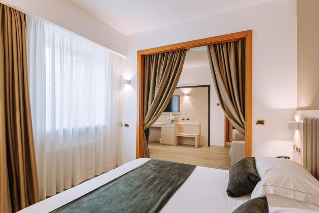 Deluxe Junior Suite - Photo 2
