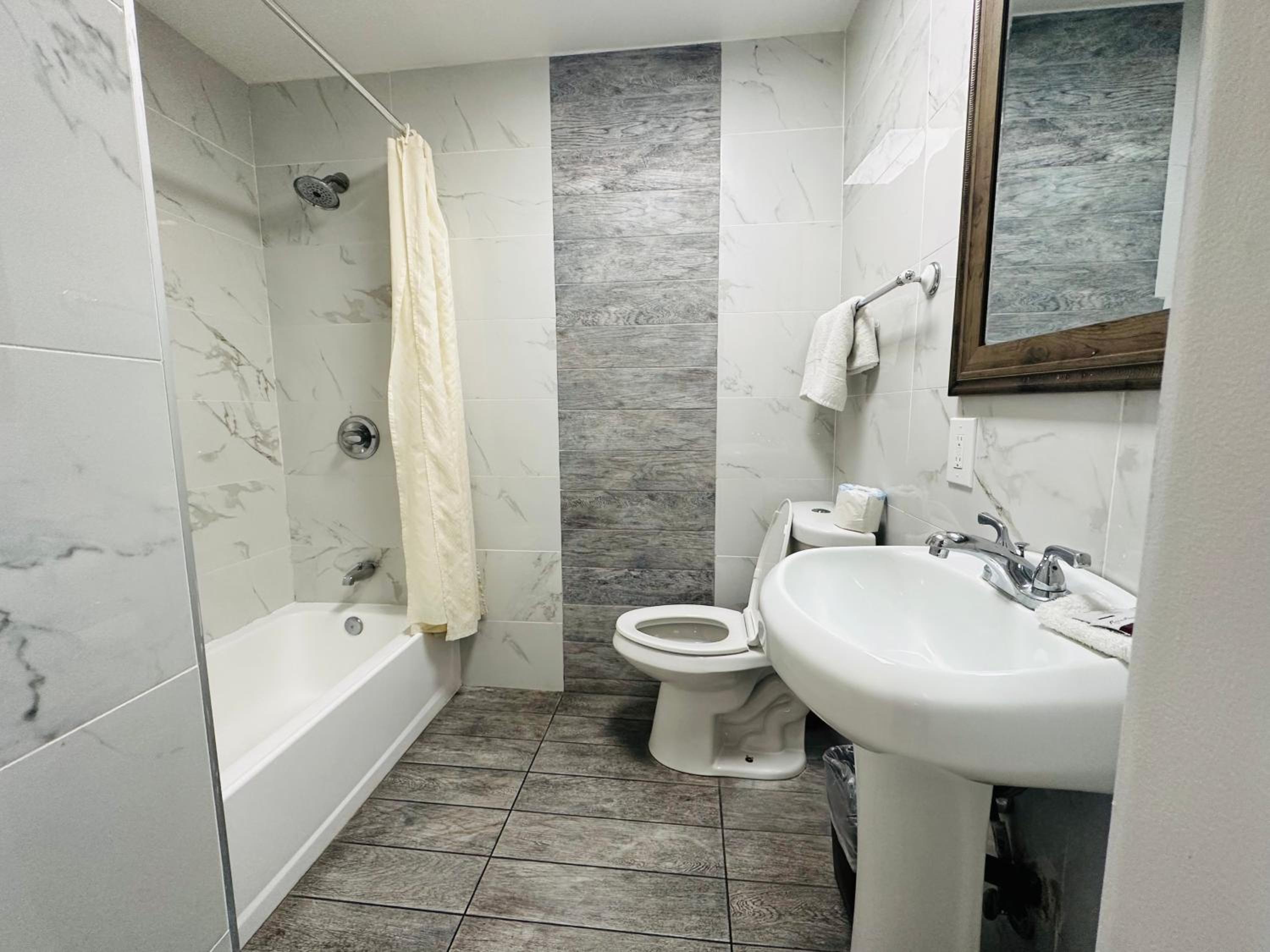 Standard King Room - Photo 8