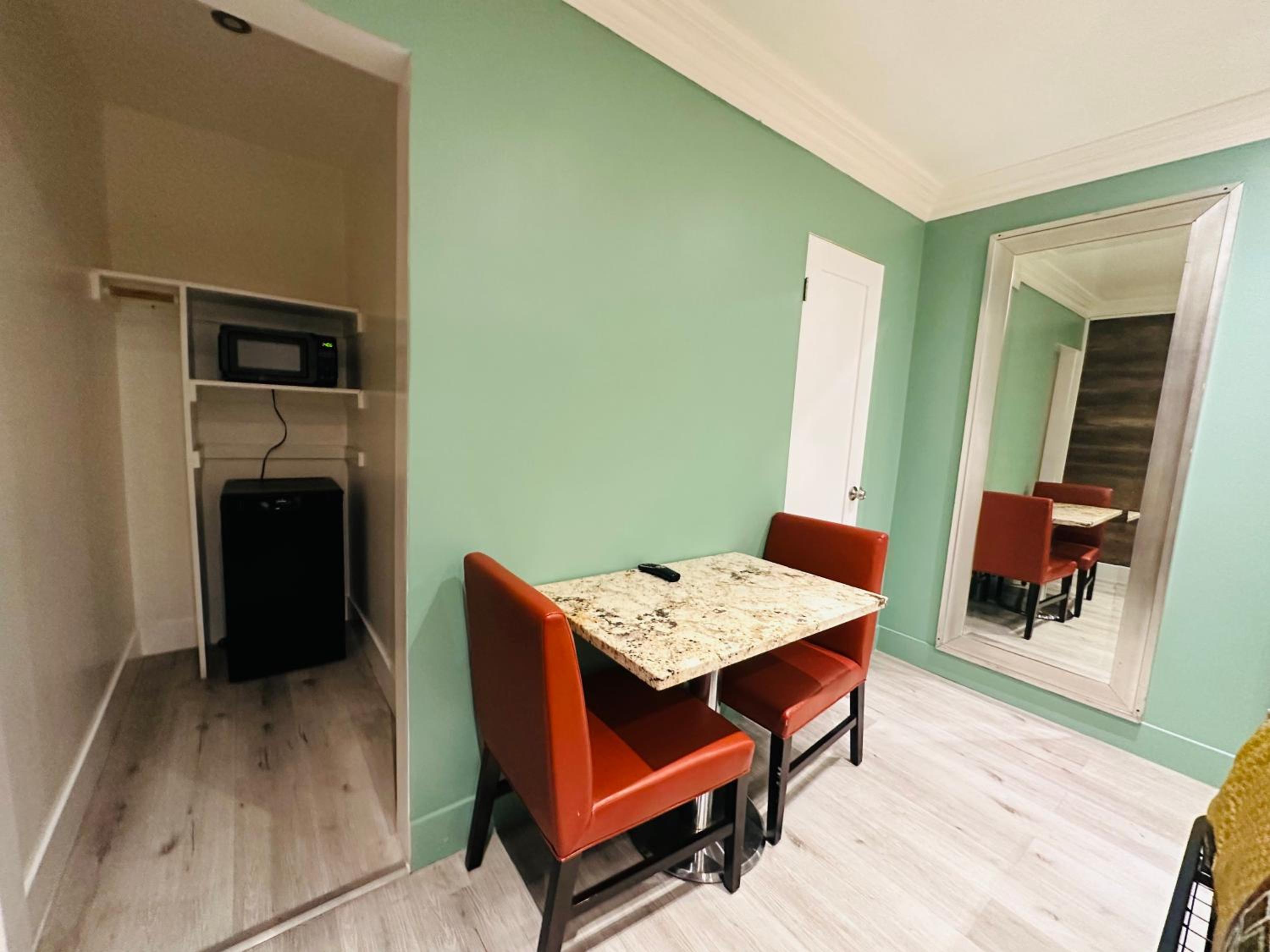 Standard King Room - Photo 11