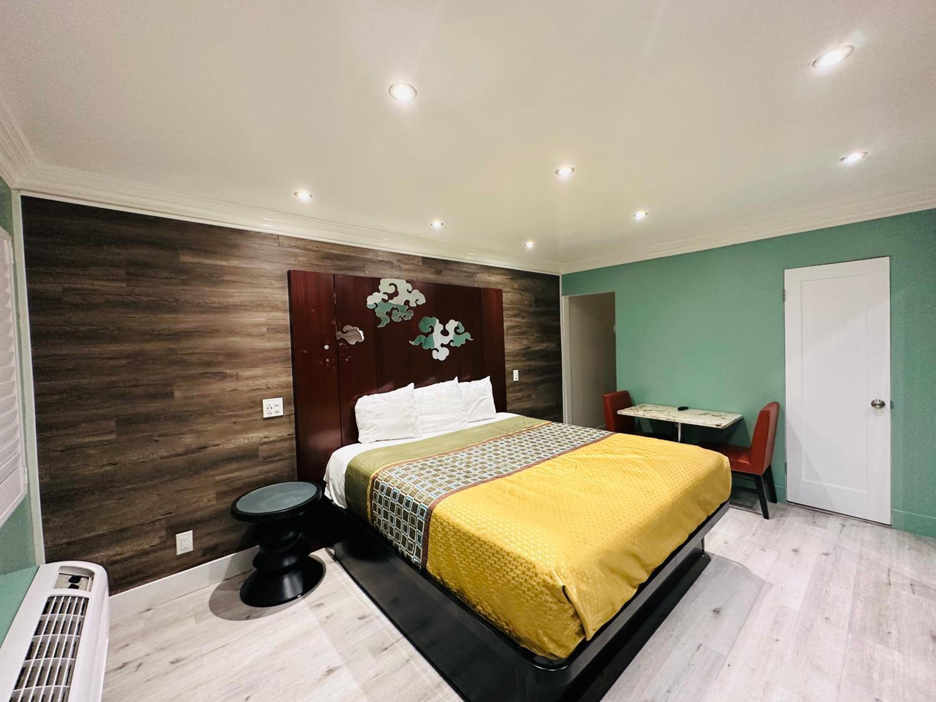 Standard King Room - Photo 10