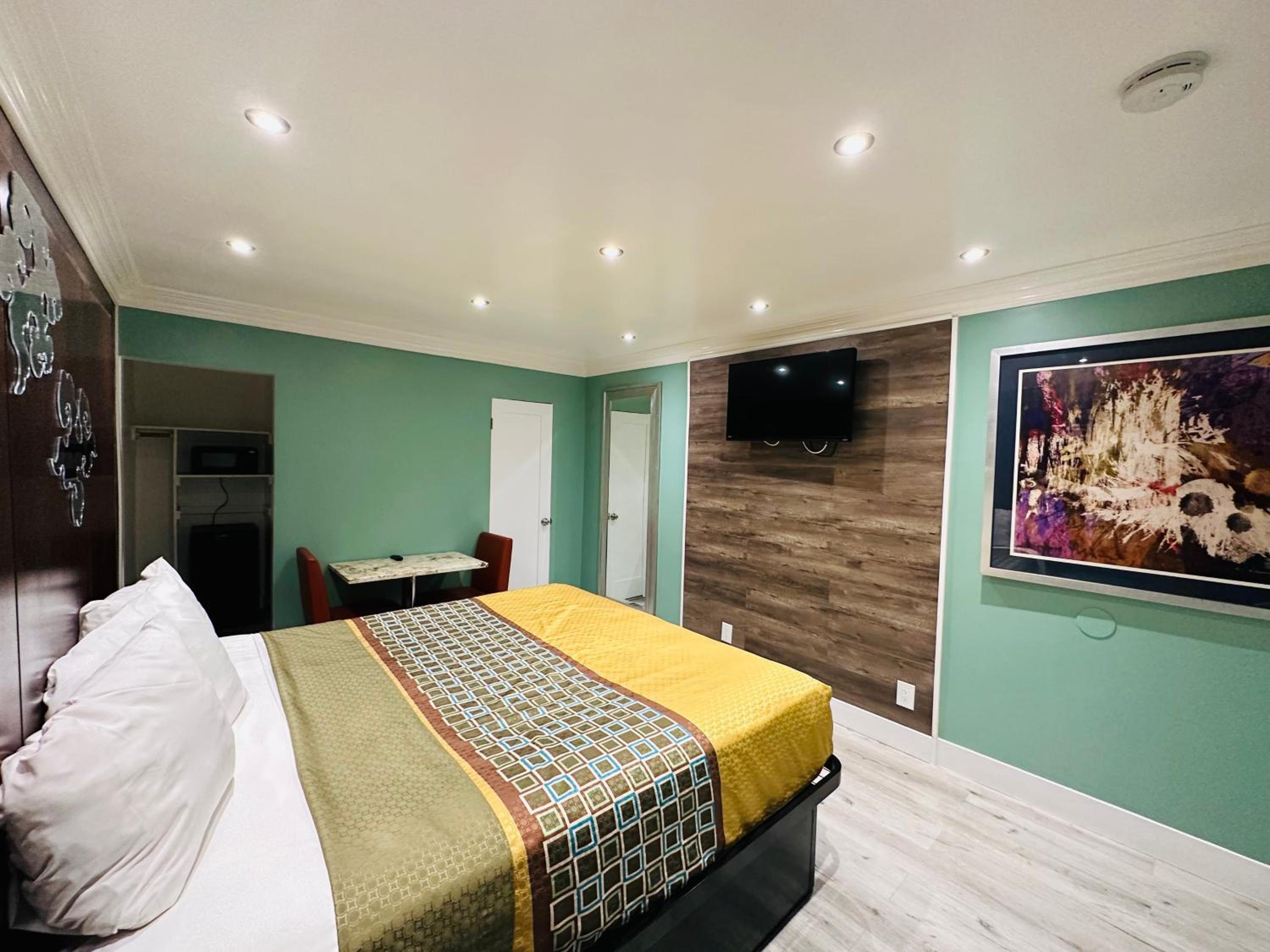 Standard King Room - Photo 9