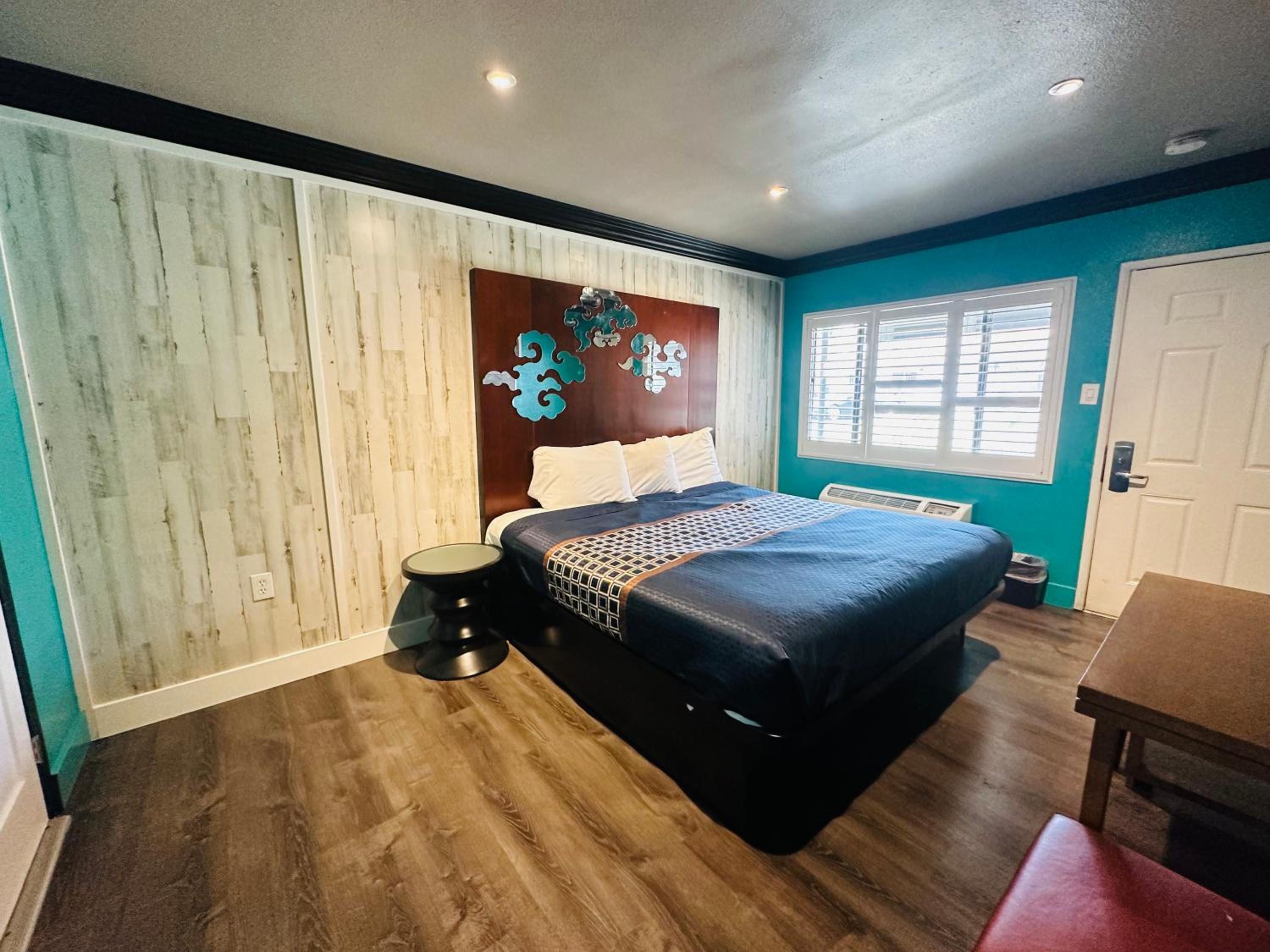 Standard King Room - Photo 12