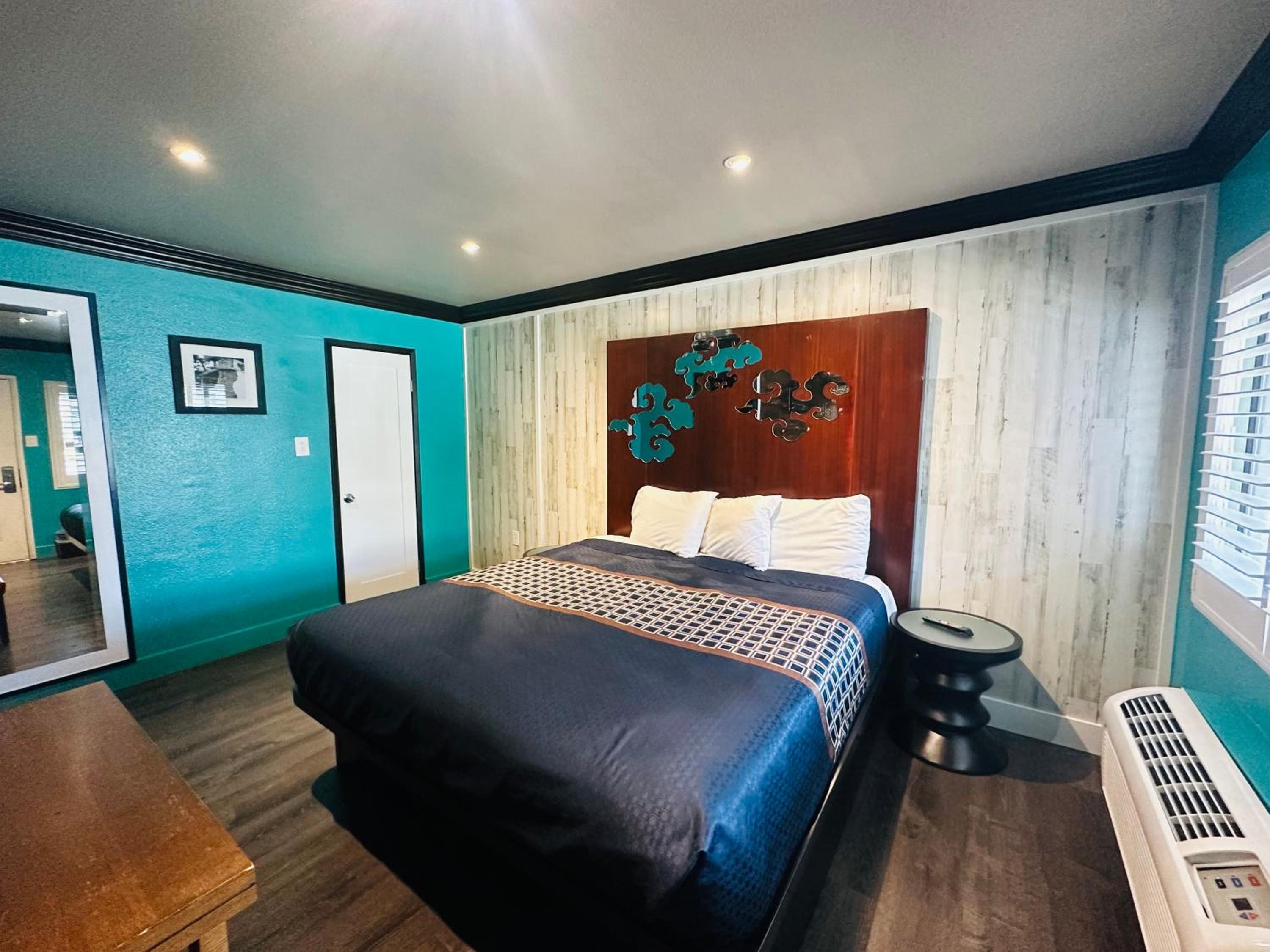 Standard King Room - Photo 13