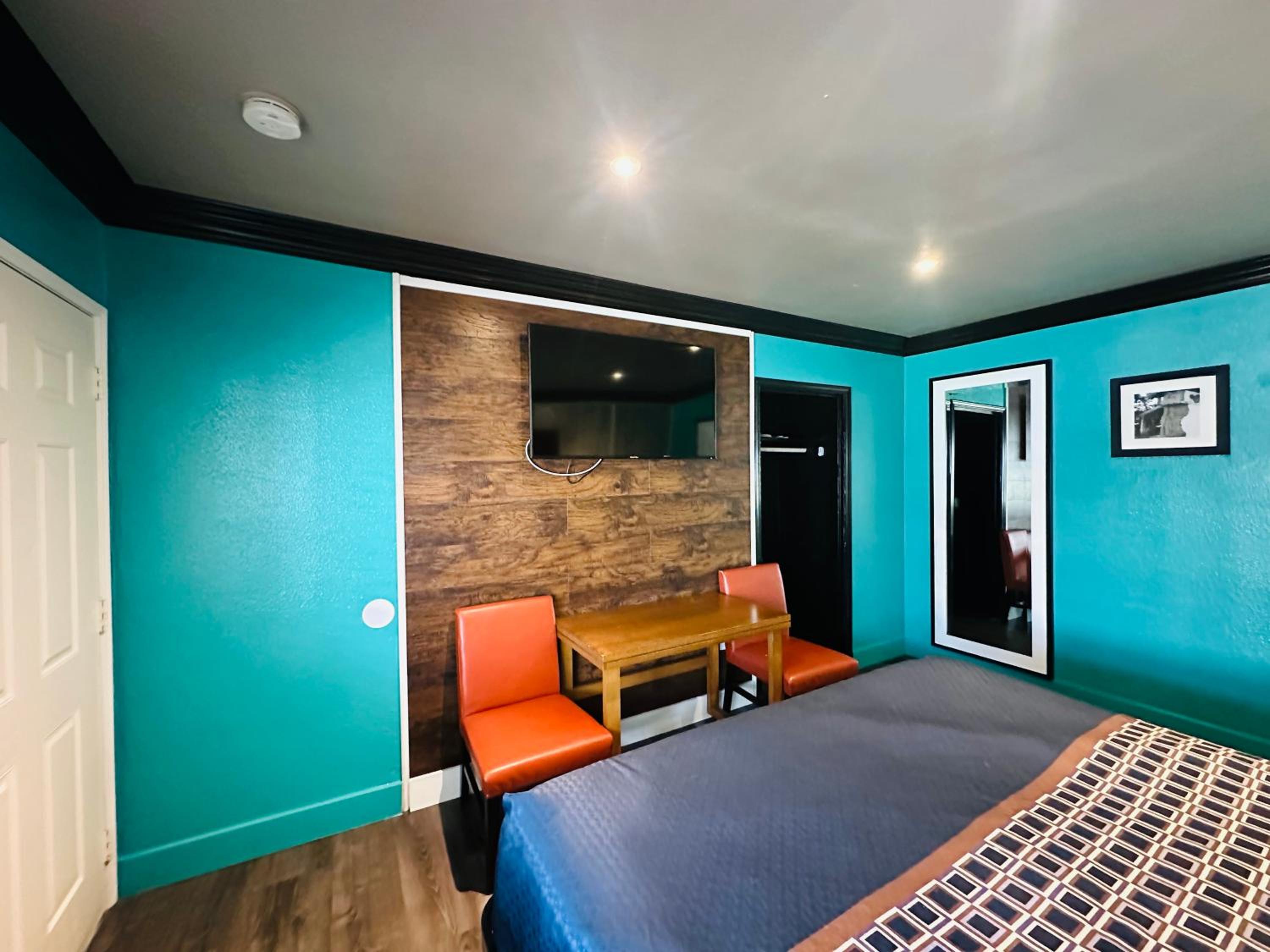 Standard King Room - Photo 14