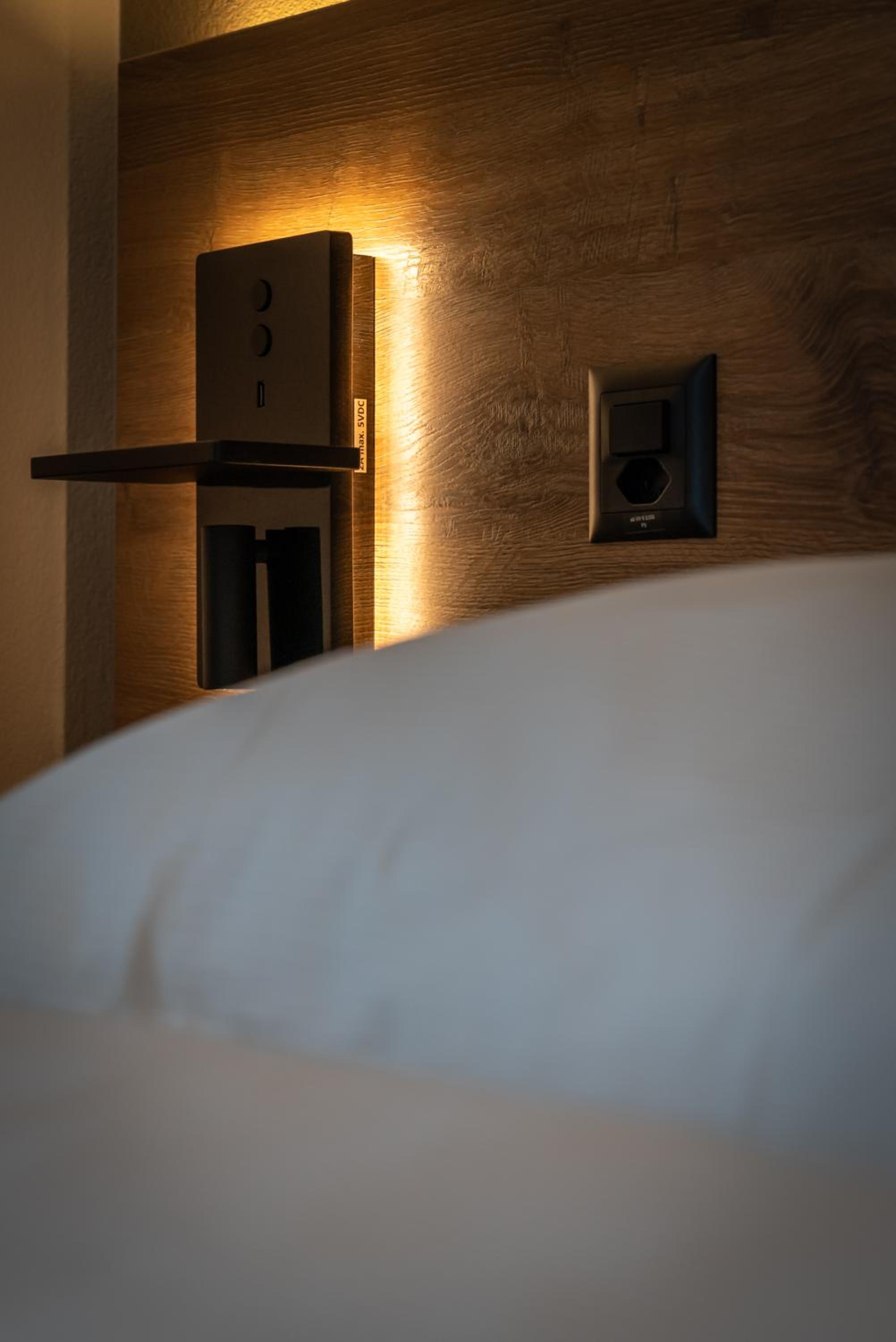 Double or Twin Room - Street Side - Photo 2