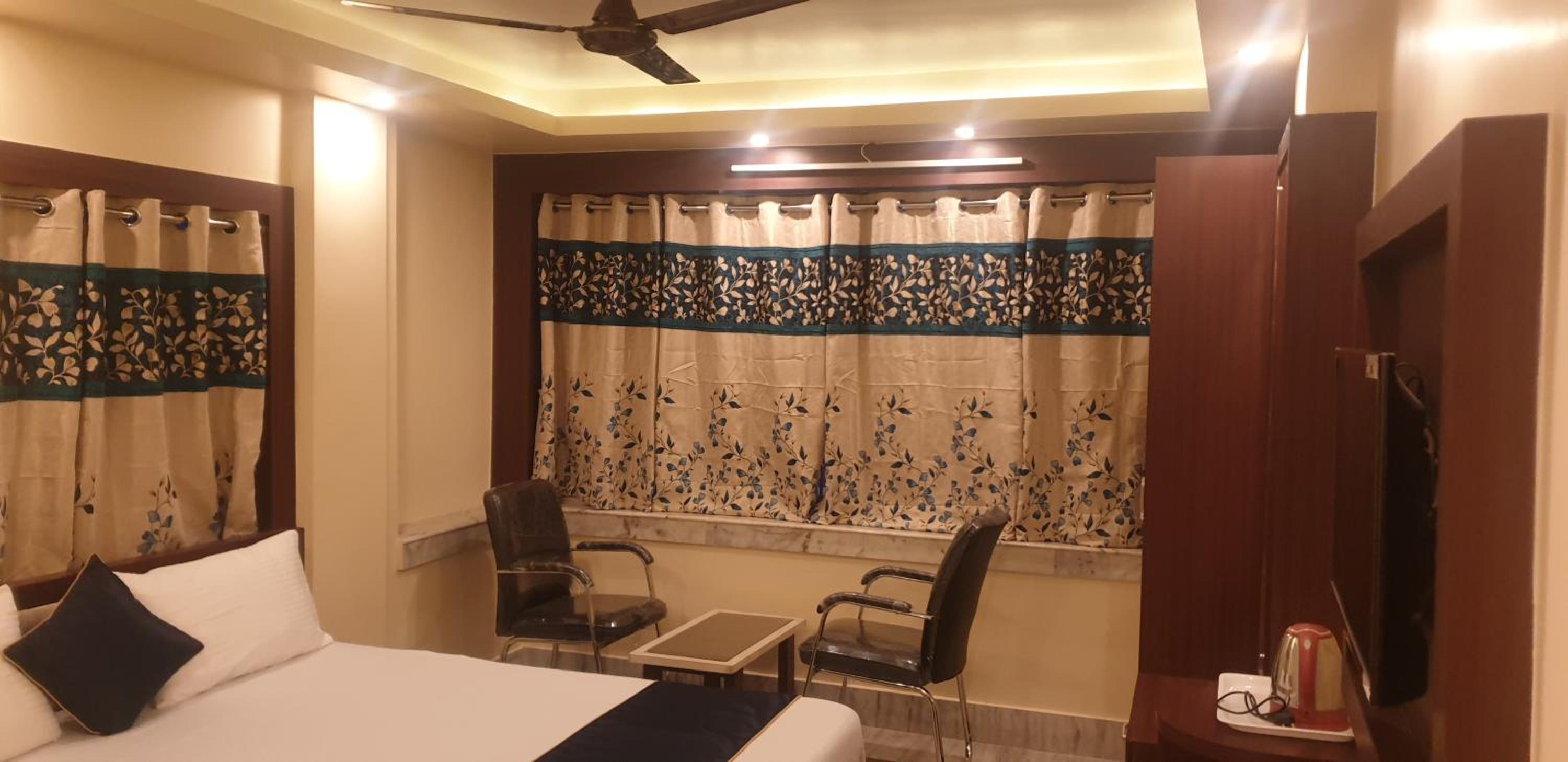 豪华双人房 (2 位成人 + 1 位儿童)
