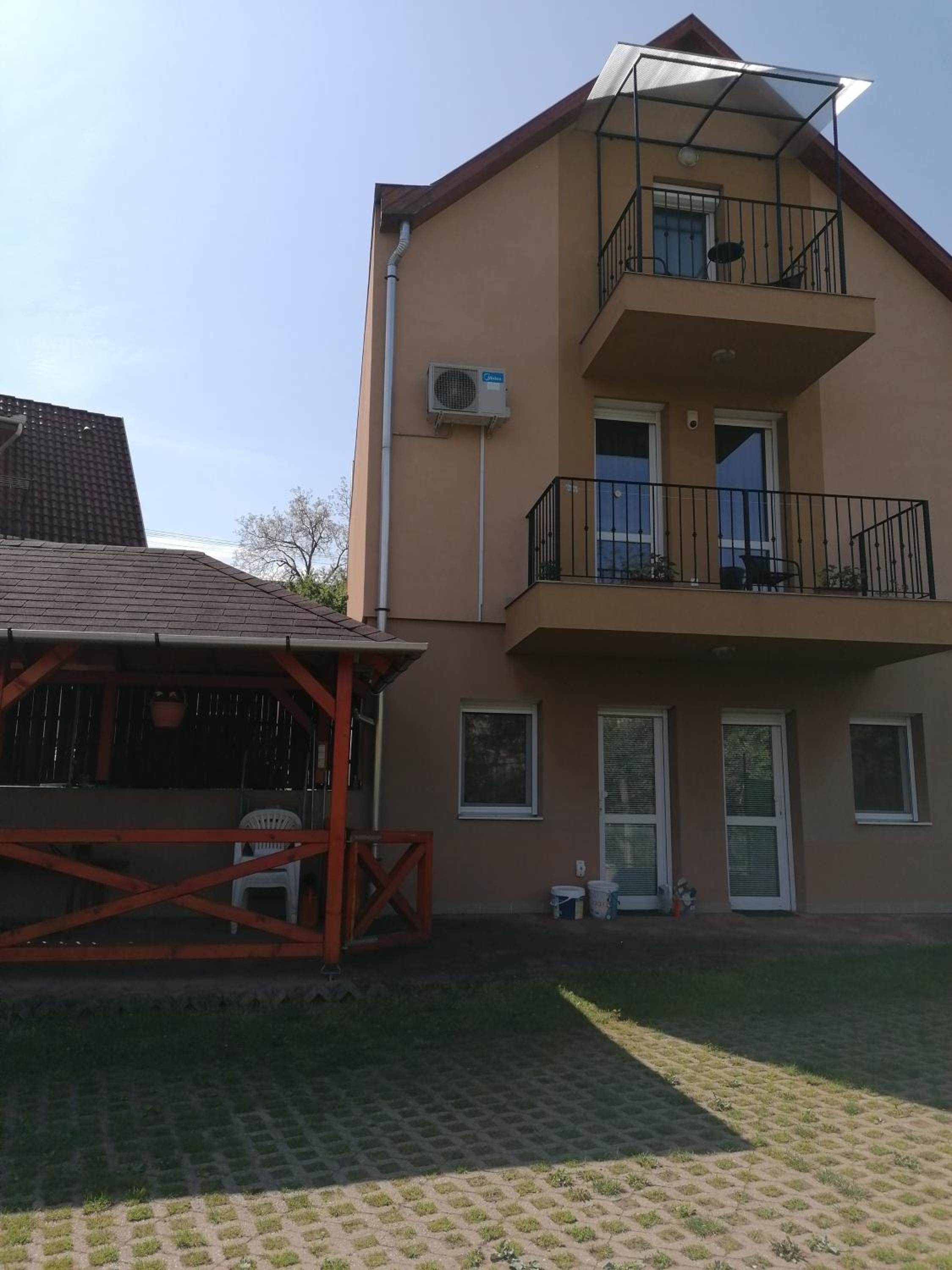 Apartment with Balcony - Photo 4