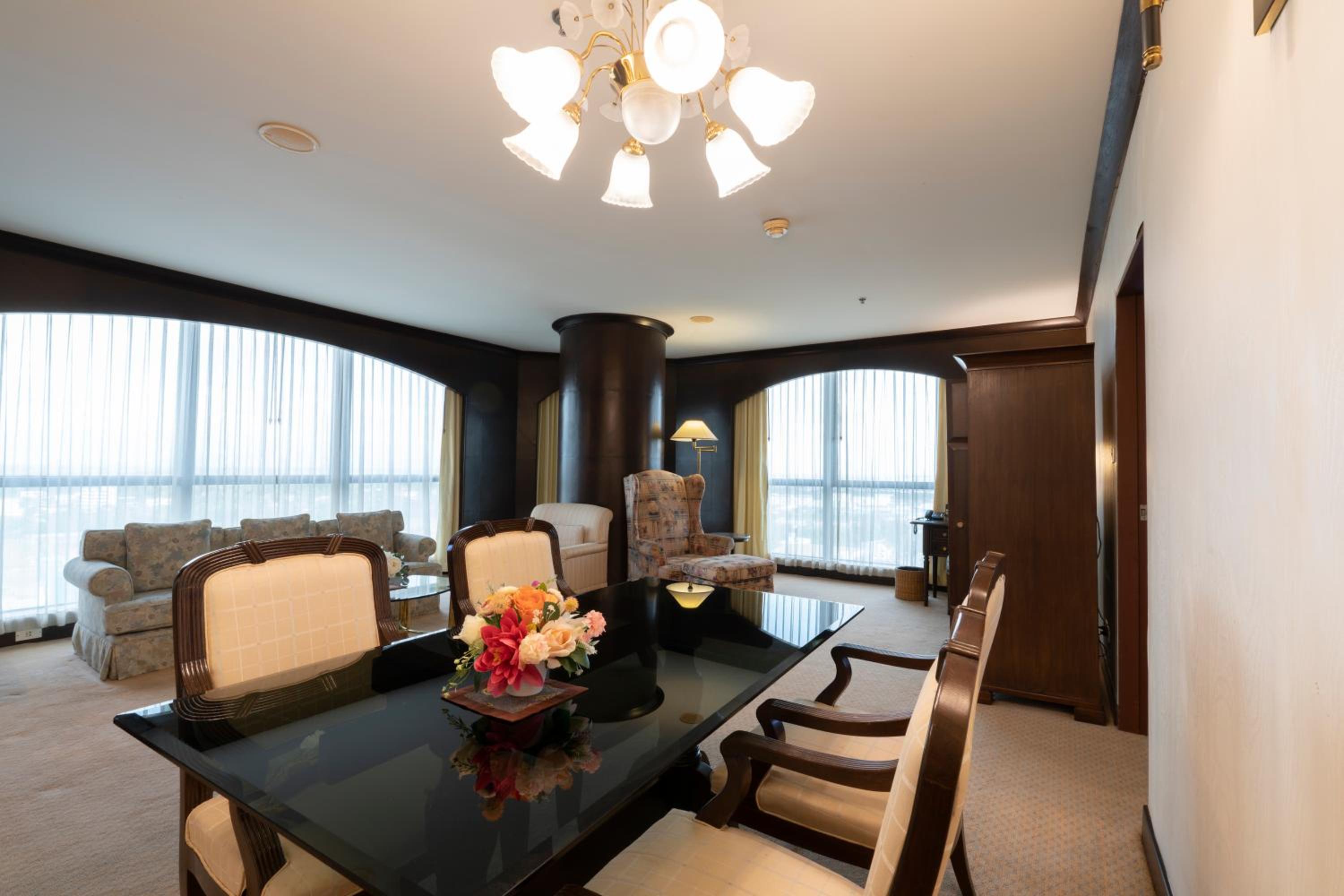 Executive Suite - Photo 4