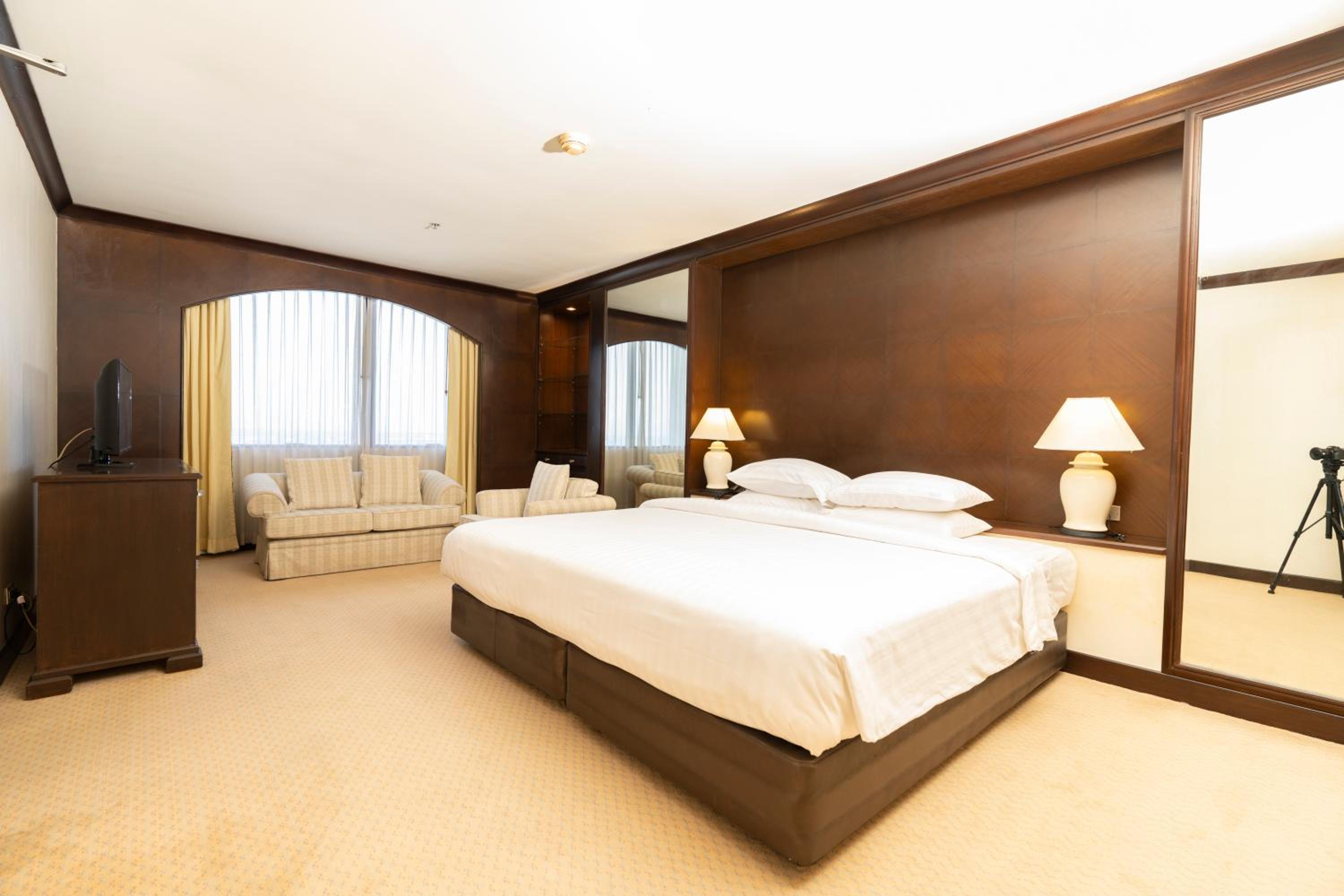 Executive Suite - Photo 1