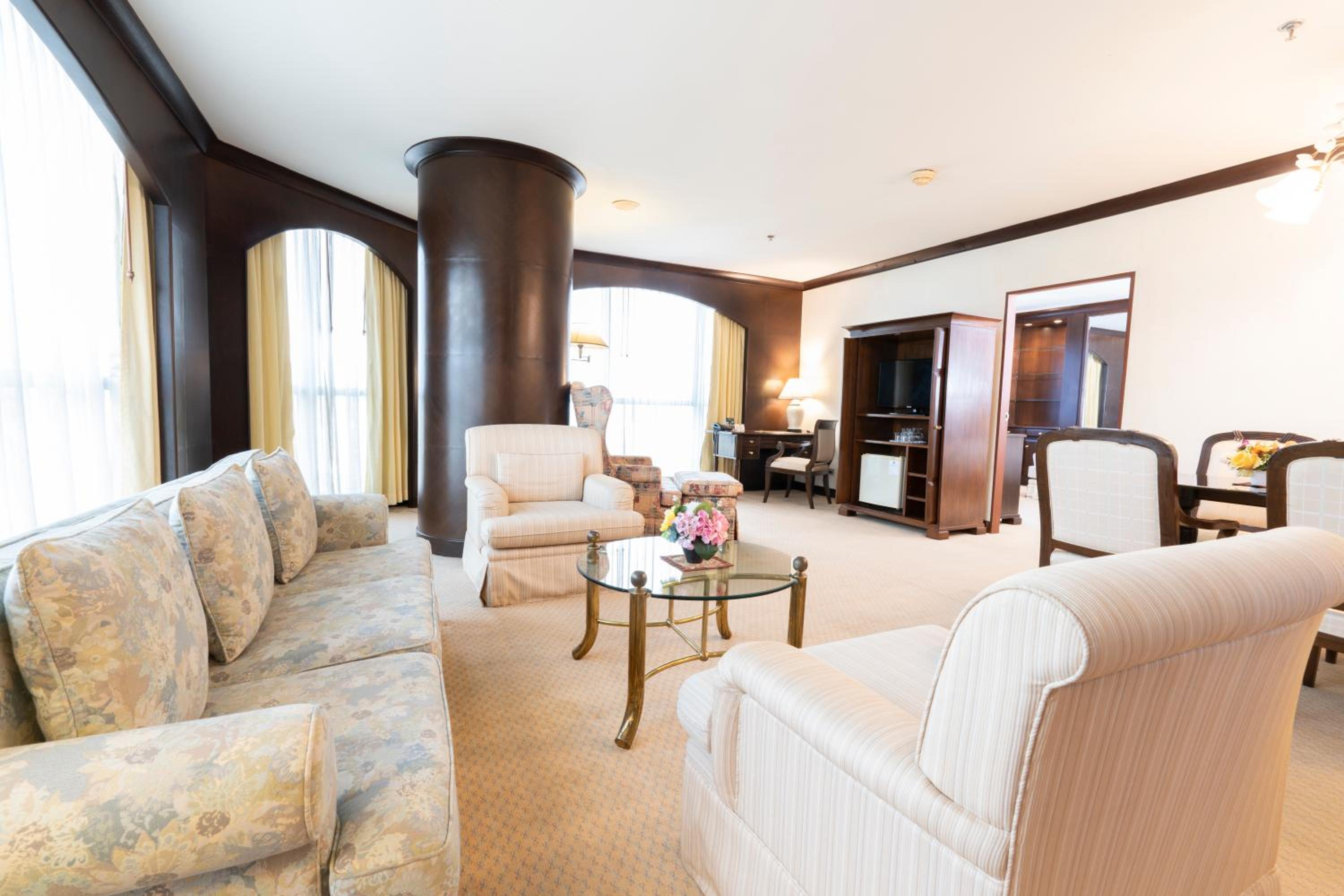 Executive Suite - Photo 5