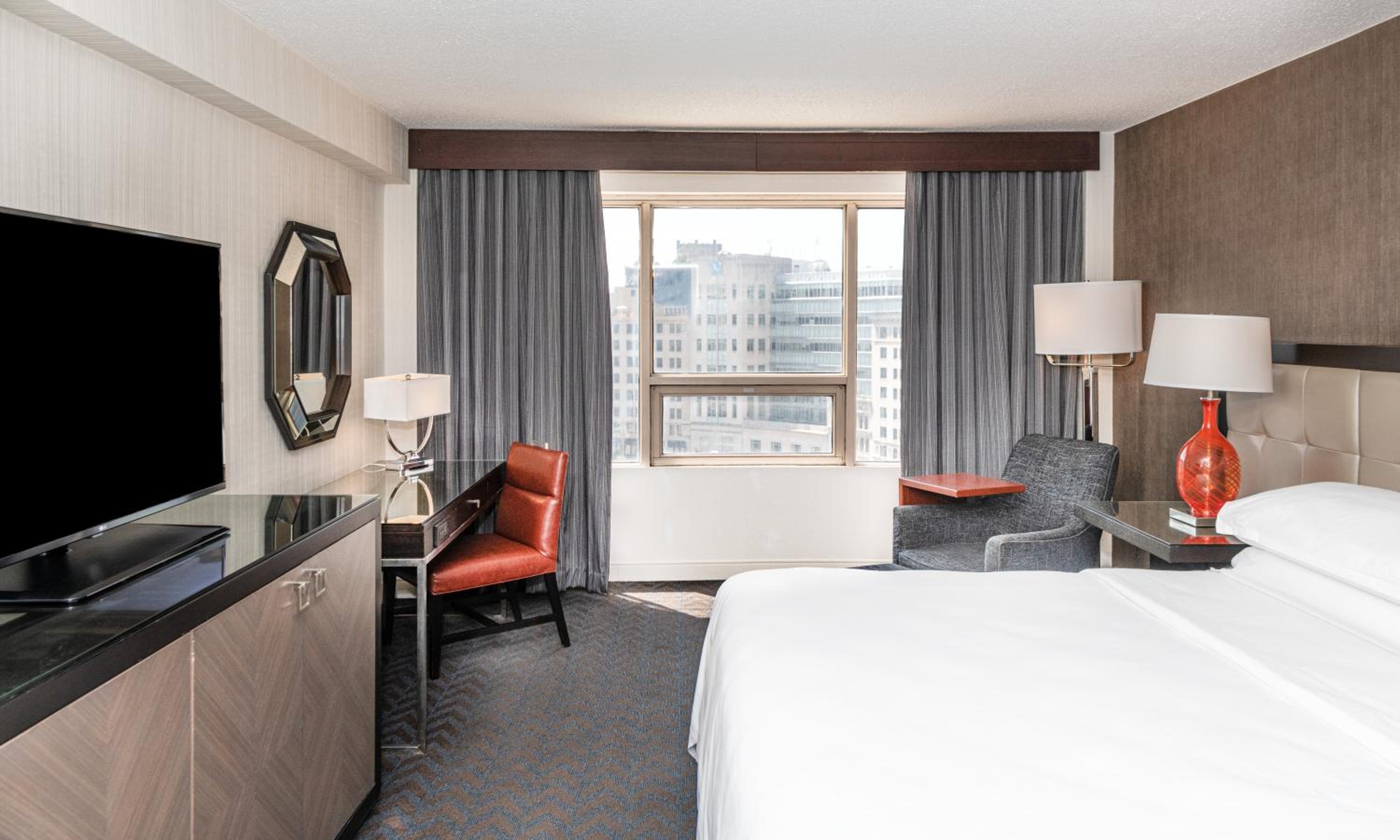 Monument View King, Guest room, 1 King, Monument Circle view - Photo 1