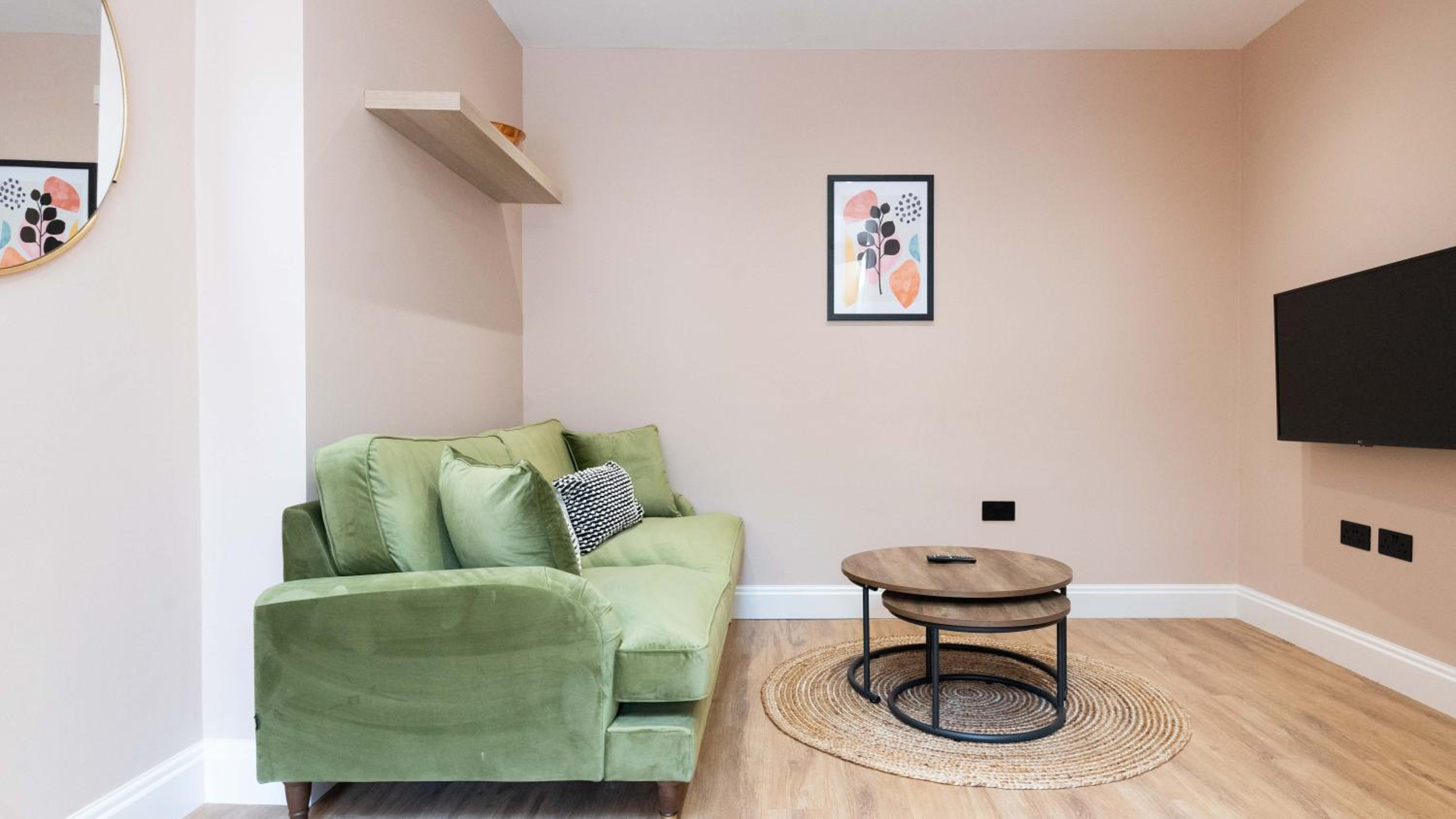 One-Bedroom Apartment with Garden photo 1