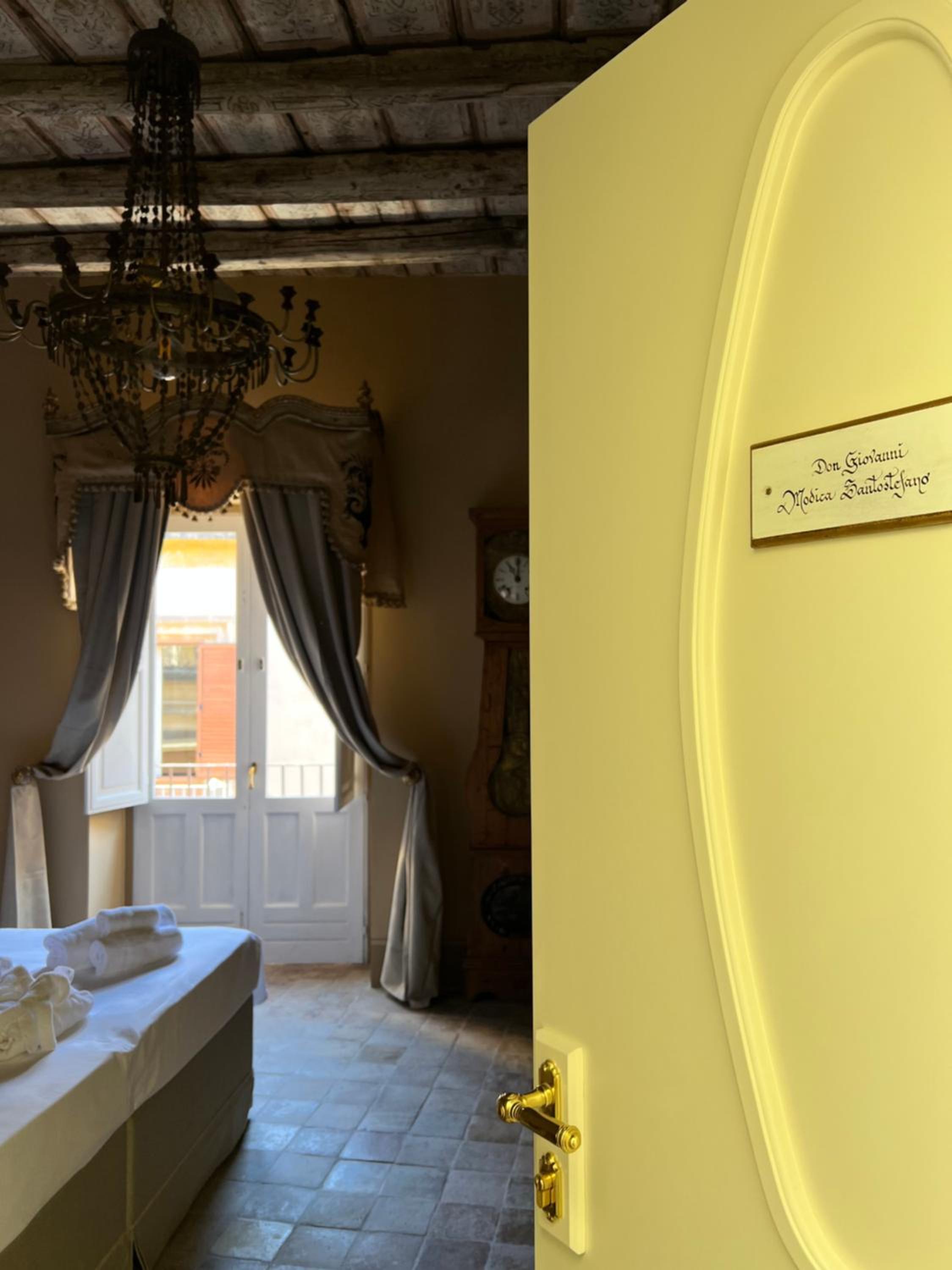Deluxe King Room photo 2