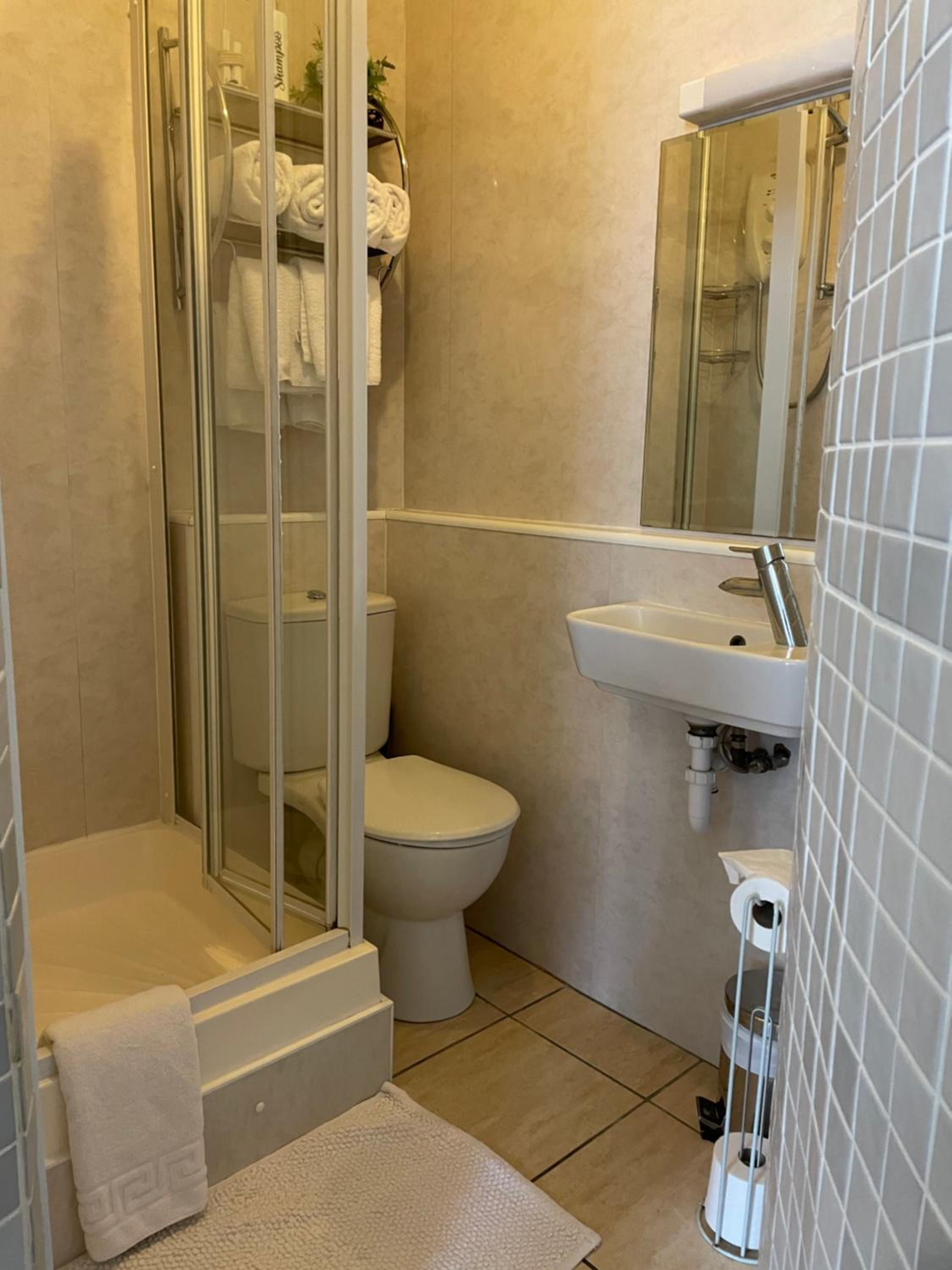 Quadruple Room - Photo 3