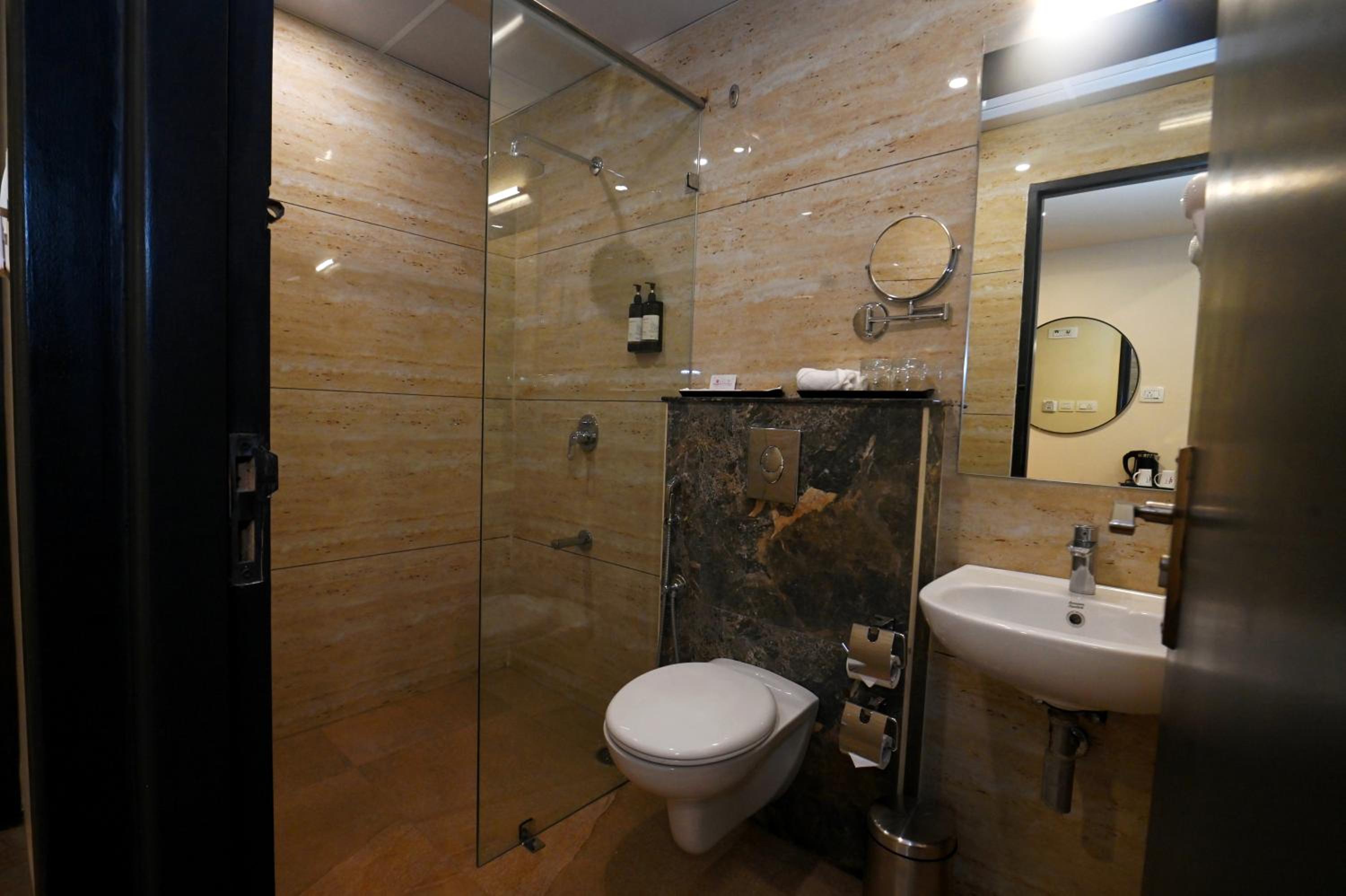 Double Room - Photo 8