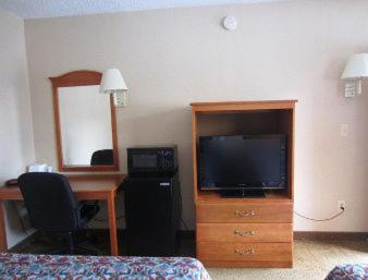 Queen Room with Two Queen Beds - Smoking photo 2