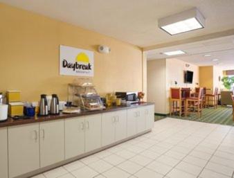 Queen Suite - Non-Smoking - Photo 4