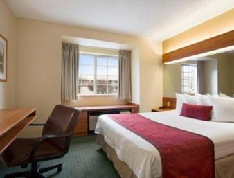 Queen Suite - Non-Smoking - Photo 1